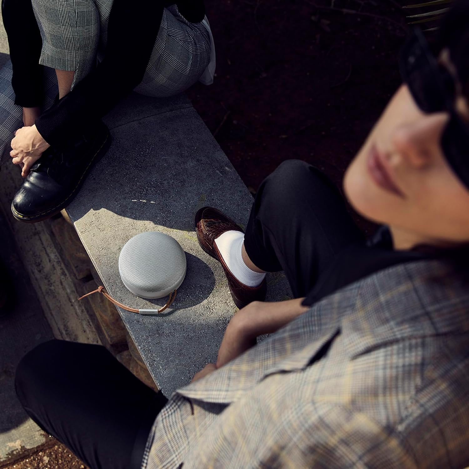 Bang & Olufsen Beosound A1 (2. Gen) – Kabelloser tragbarer IP67 wasserdichter Bluetooth-Lautsprecher mit 360-Grad-Sound, Alexa Voice Assistant & Speakerphone, 18 h Akkulaufzeit - Black Anthracite