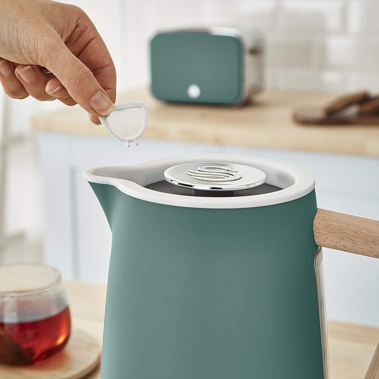 Swan Nordic Frühstücksset, Wasserkocher, 1,7 l, 2200 W, Breitschlitz-Toaster, 2 Scheiben, digitale Mikrowelle 20 l, modernes Design, Holzoptik, Grün