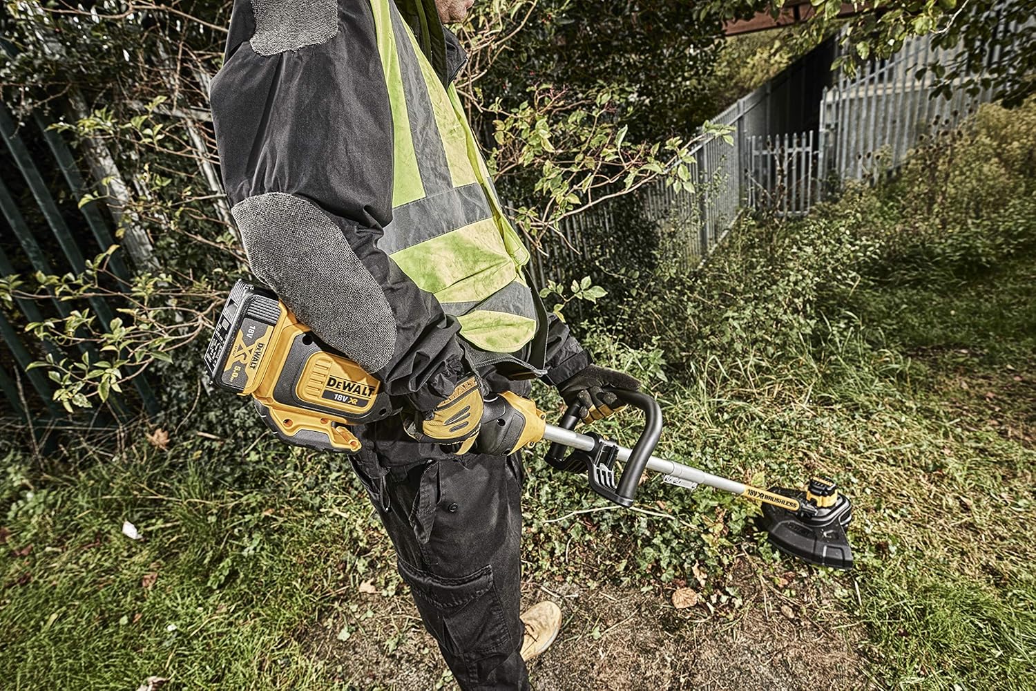 DEWALT Akku-Rasentri mmer (18 Volt, bürstenlos, 30 cm Schnittbreite, zwei-Stufen-Elektronik, Bumb-Feed Fadenverlängerung, für große Flächen und Gärten, Lieferung ohne Akku und Ladegerät) DCM561PB