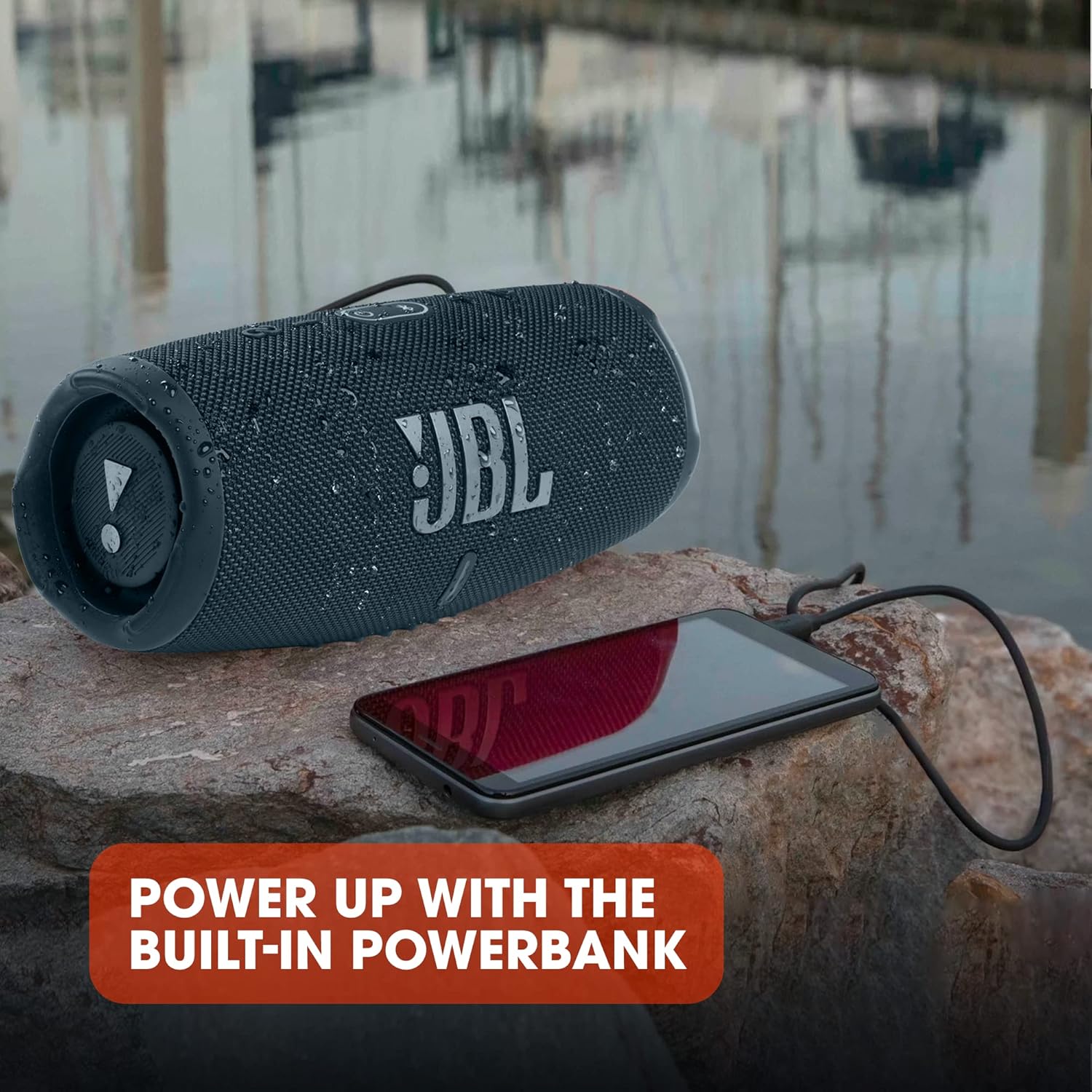 JBL Charge 5 Bluetooth-Lautsprecher in Schwarz – Wasserfeste, portable Boombox mit integrierter Powerbank – Eine Akku-Ladung für bis zu 20 Stunden kabellosen Musikgenuss