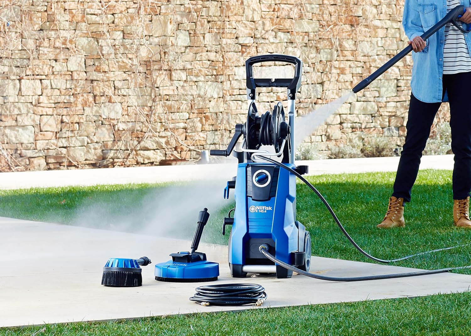 Nilfisk bar Hochdruckreiniger mit Induktionsmotor (inkl. Patio Cleaner Flächenreiniger und rotierende Bürste) E145.4-9 blau