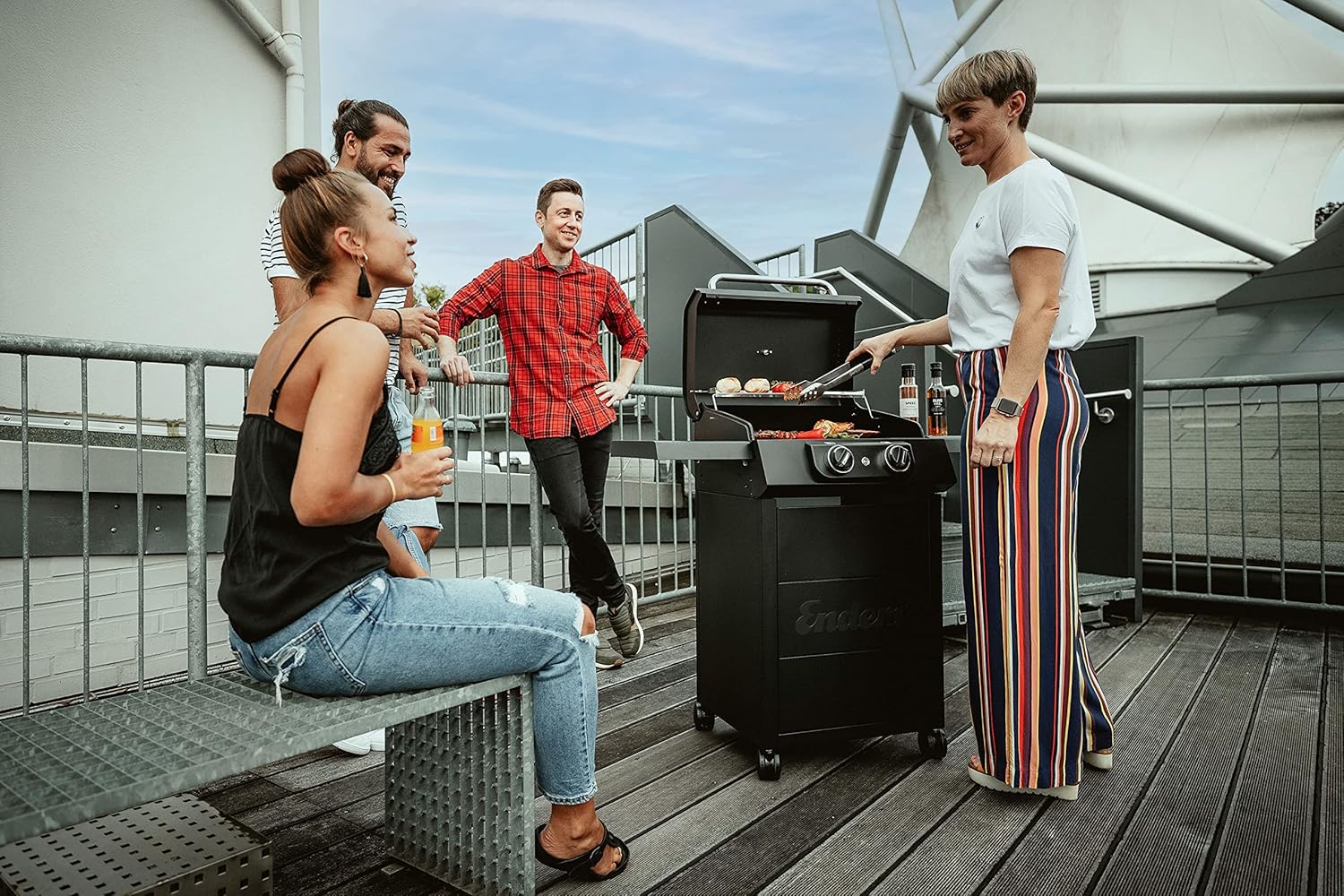 Enders Elektrogrill eCRAVE 2, mit Gussrost, Grillwagen mit viel Stauraum, SIMPLE CLEAN™ Reinigungssystem, 2 leistungsstarke Heizelemente, formstabile Garhaube mit integriertem Thermometer #97116