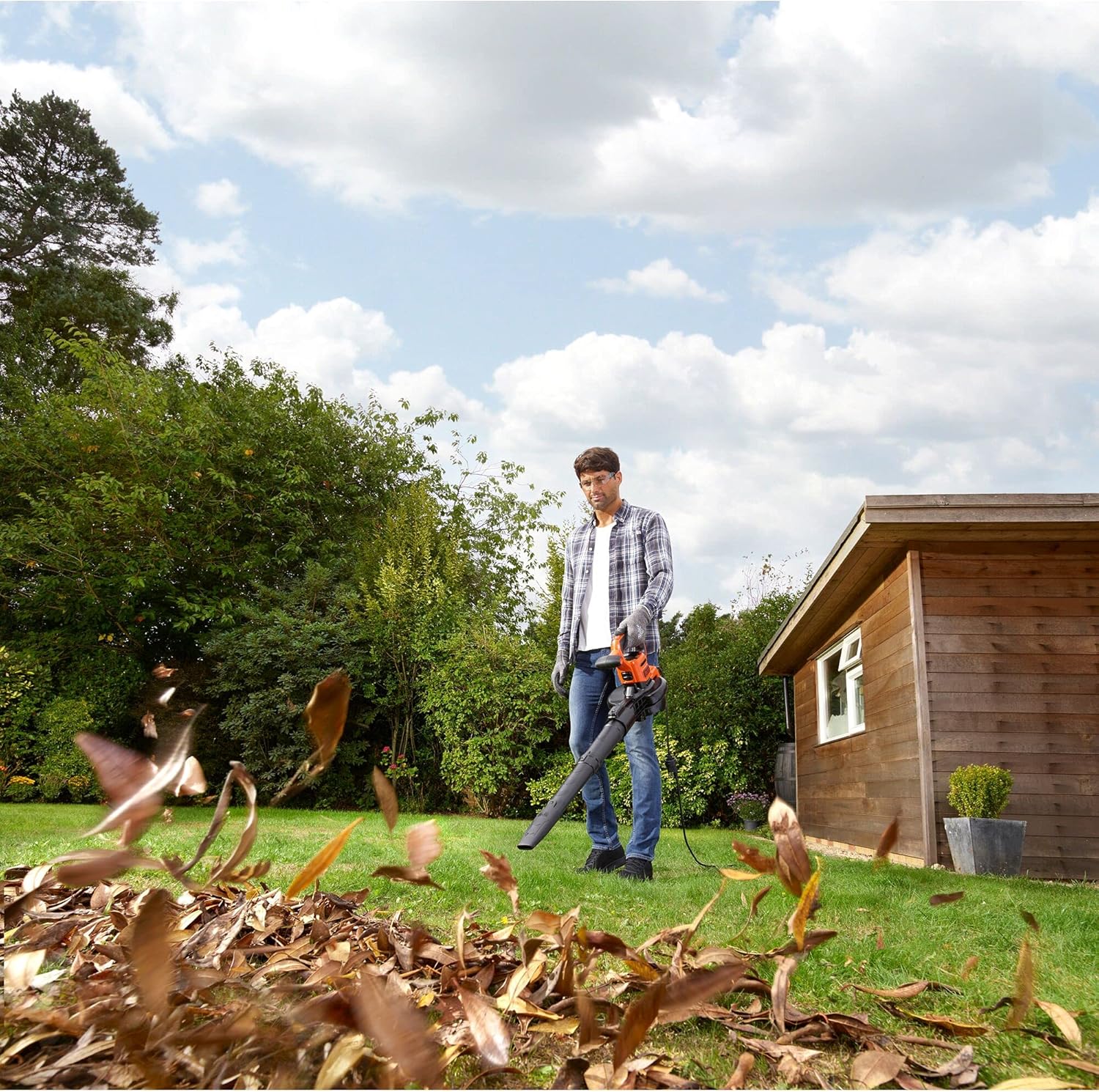 Black+Decker 3-in-1 Elektro-Laubsauger/Laubblser BEBLV301 (3.000 Watt, mit Hcksler + aufsteckbarem Laubrechen, 72l Fangsack-Rucksack - hohe Blasgeschwindigkeit & verstellbare Saugleistung)