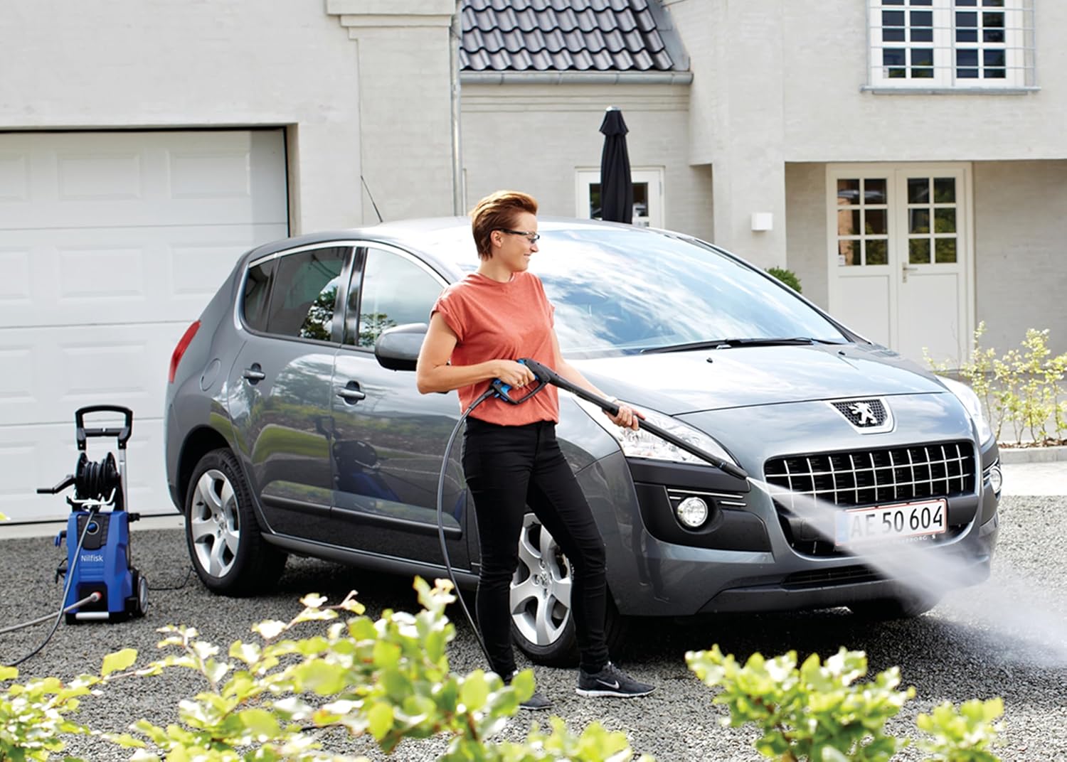 Nilfisk bar Hochdruckreiniger mit Induktionsmotor (inkl. Patio Cleaner Flächenreiniger und rotierende Bürste) E145.4-9 blau