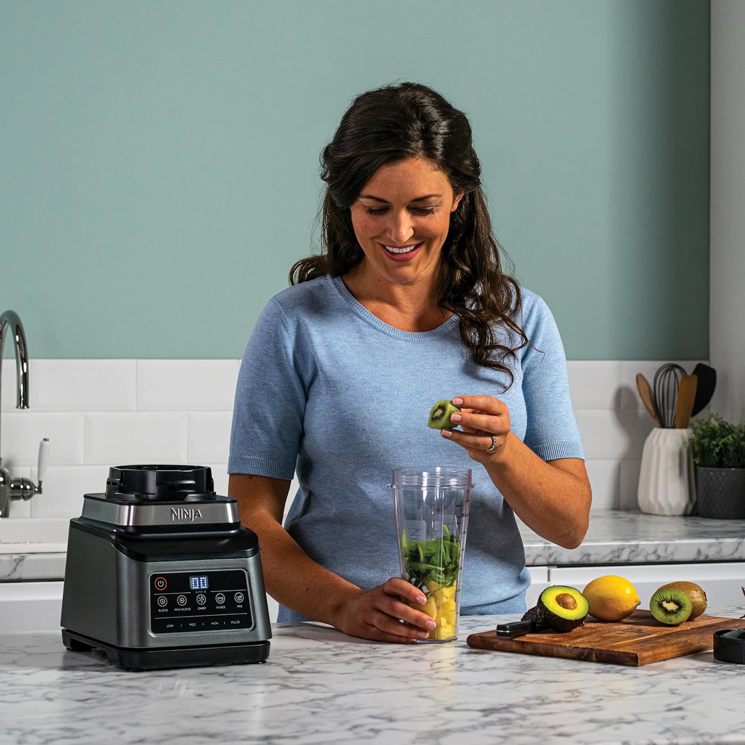 Ninja 3-in-1 Küchenmaschine & Mixer mit 5 Programmen: Mixen, Max Mixen, Hacken, Mischen, Pürieren, 1,8L Schüssel, 2,1L Krug, 700ml Becher, 1200W, spülmaschinenfest, Auto-iQ, Schwarz BN800EU