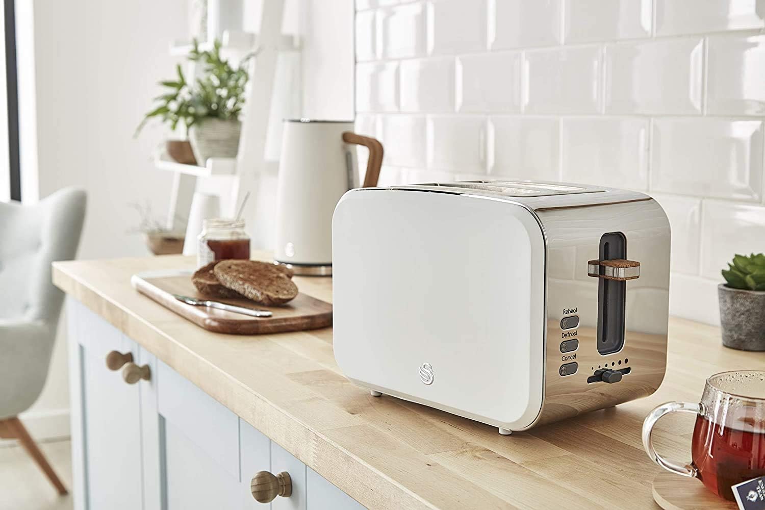 Swan Nordic Digitale Mikrowelle 20 l, 6 Betriebsstufen, 800 W Leistung, 30 Minuten Timer, einfache Reinigung, Auftau-Modus, modernes Design, Holz-Effekt, grau matt