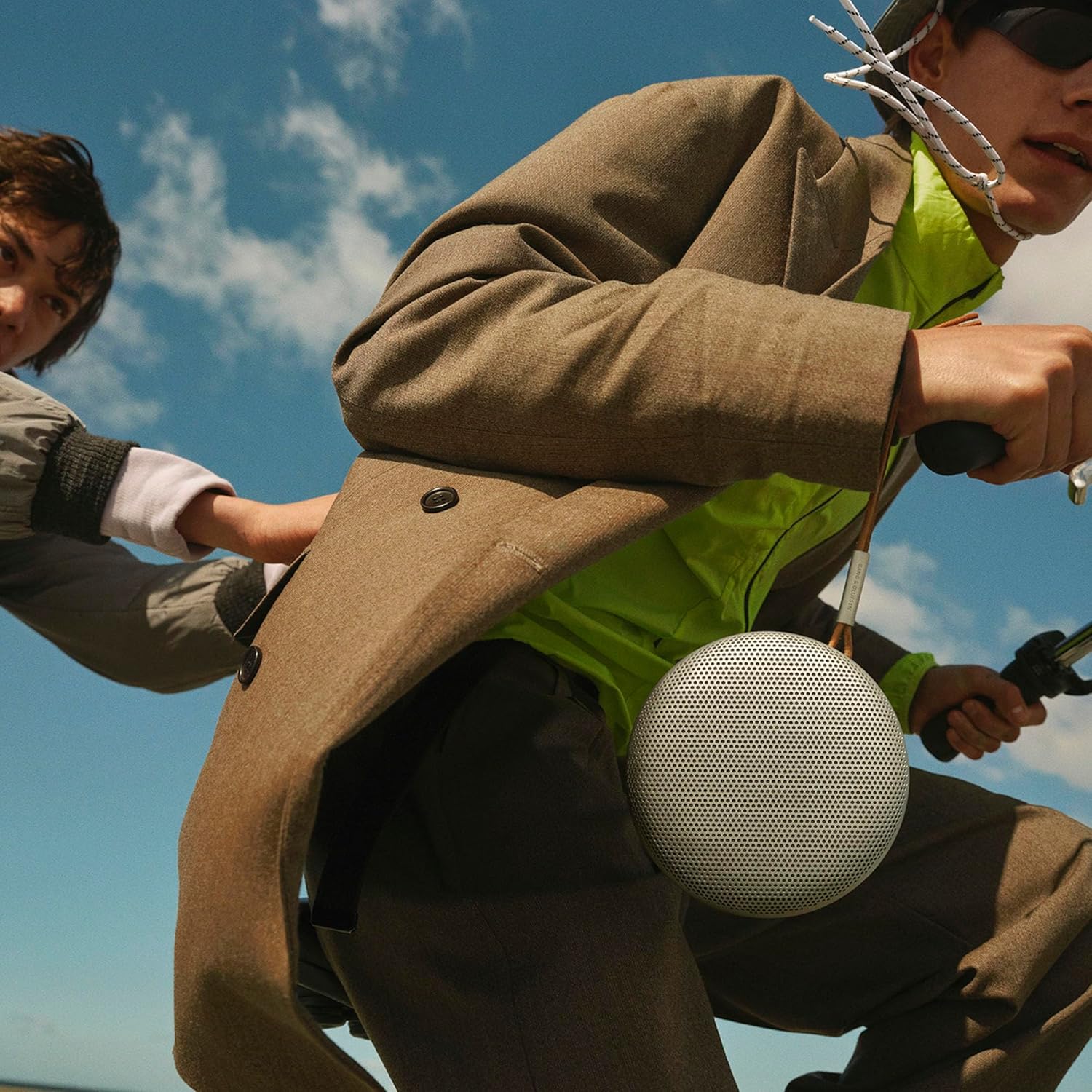 Bang & Olufsen Beosound A1 (2. Gen) – Kabelloser tragbarer IP67 wasserdichter Bluetooth-Lautsprecher mit 360-Grad-Sound, Alexa Voice Assistant & Speakerphone, 18 h Akkulaufzeit - Black Anthracite