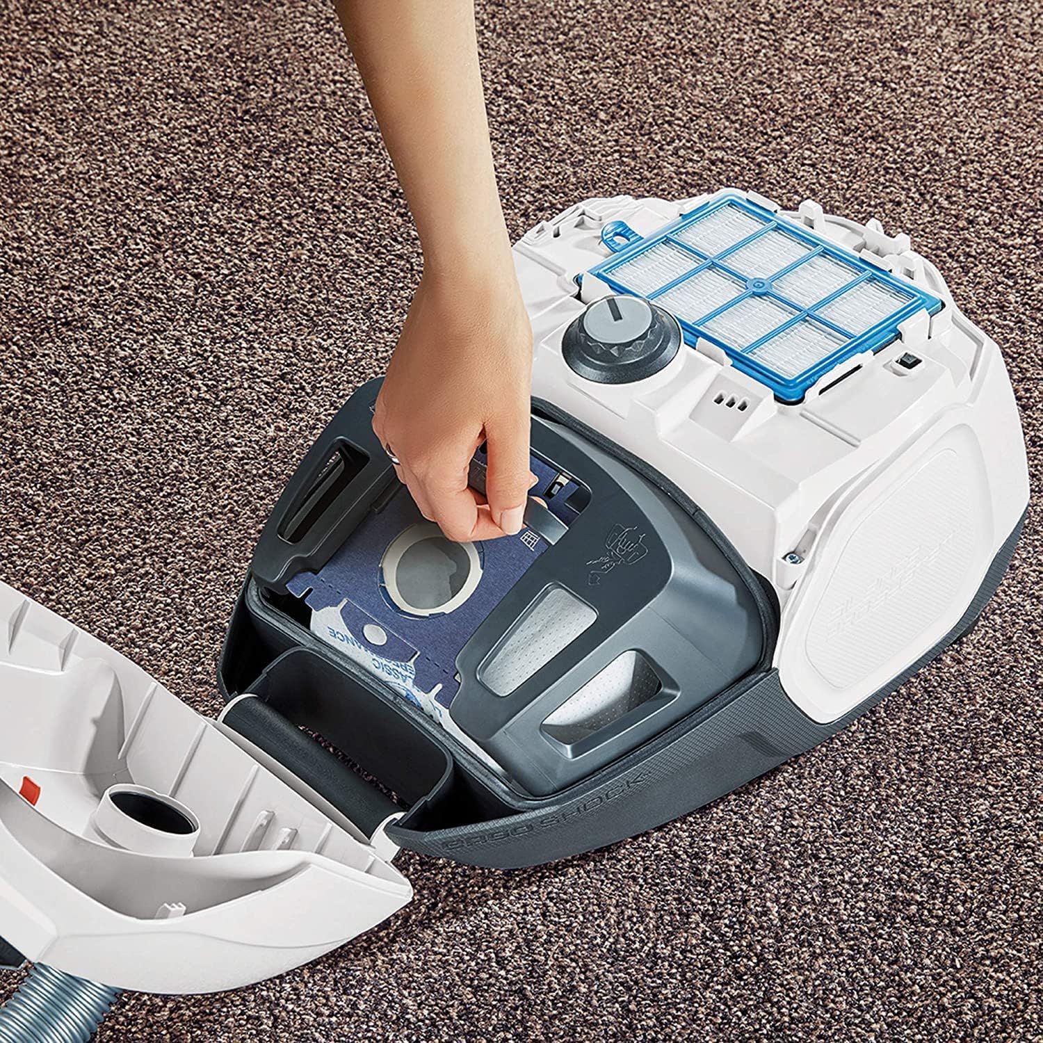 AEG VX7-2-IW-S Staubsauger / 360° drehbare Softrder / nur 69 db(A) / inkl. Zusatzdüsen / Ergo-Handgriff / waschbarer Filter / 650 Watt / 12 m Aktionsradius / neue technische Version / wei