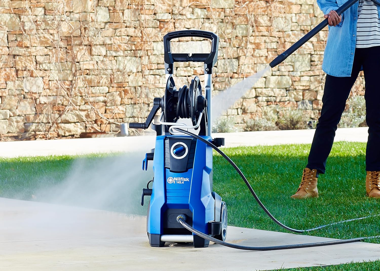 Nilfisk bar Hochdruckreiniger mit Induktionsmotor (inkl. Patio Cleaner Flächenreiniger und rotierende Bürste) E145.4-9 blau