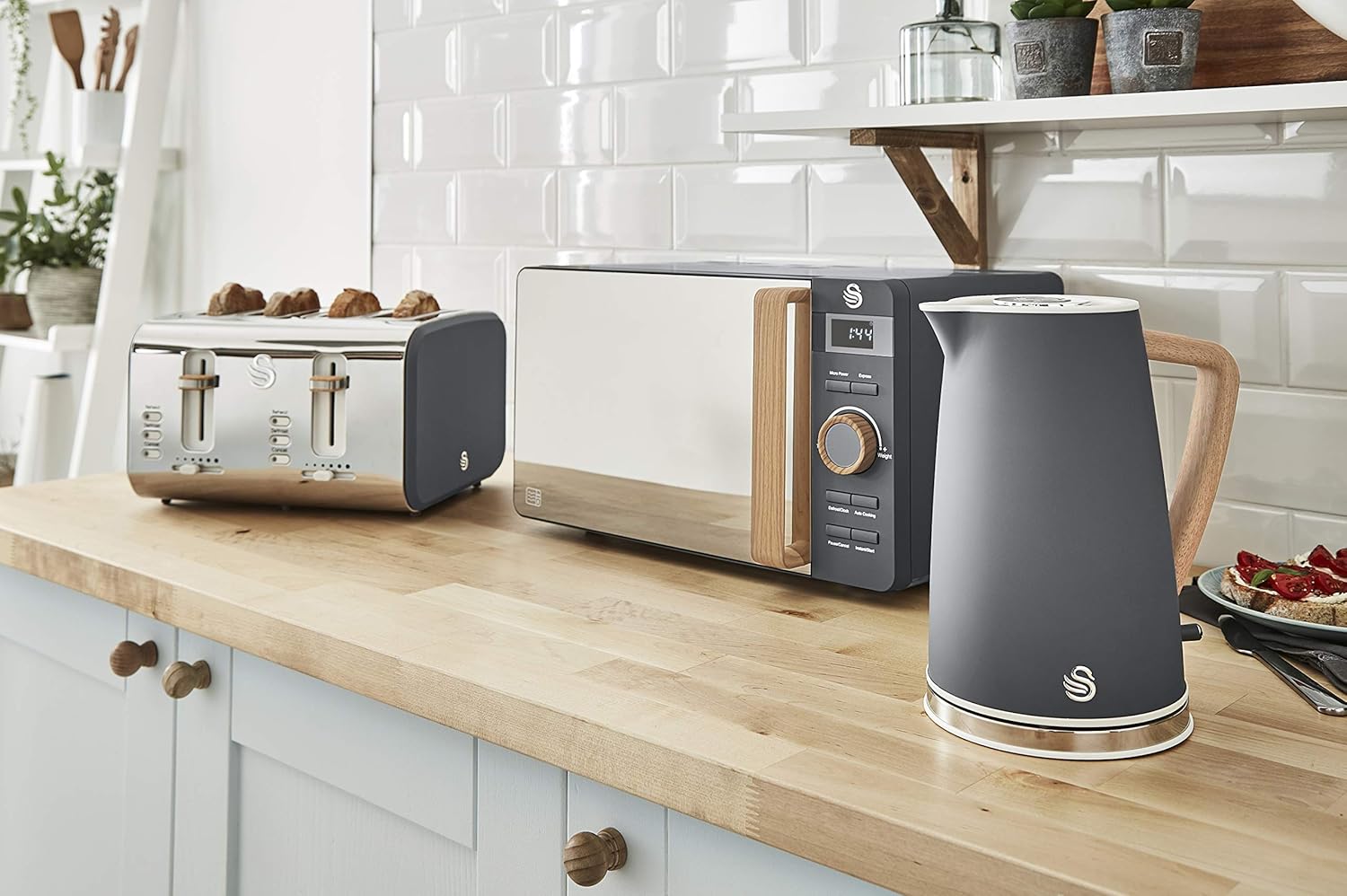 Swan Nordic Digitale Mikrowelle 20 l, 6 Betriebsstufen, 800 W Leistung, 30 Minuten Timer, einfache Reinigung, Auftau-Modus, modernes Design, Holz-Effekt, grau matt