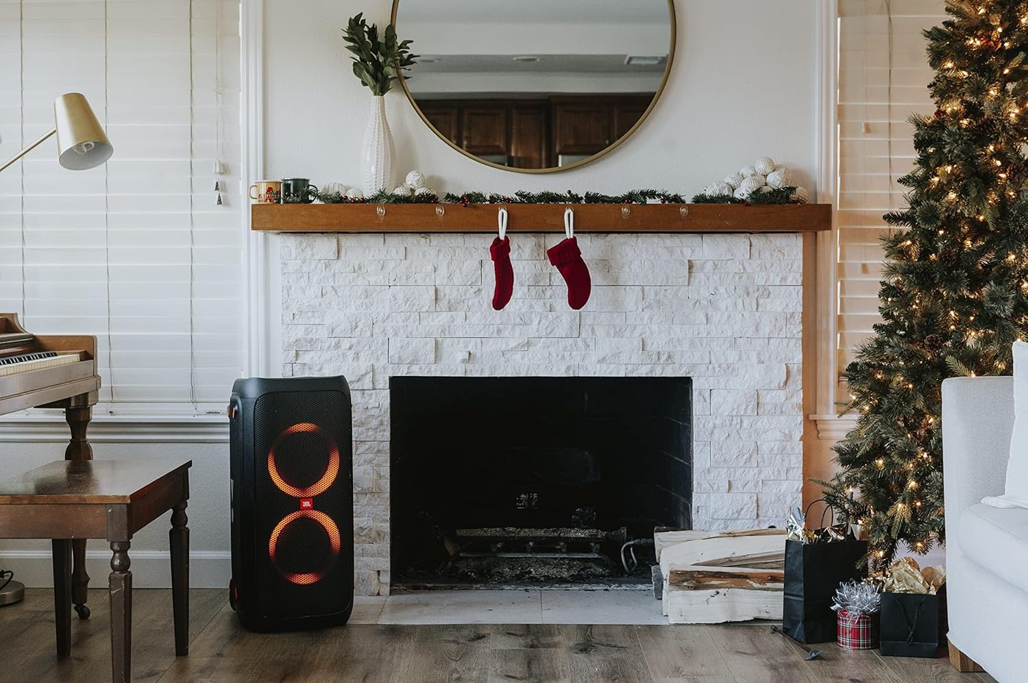 JBL PartyBox 710 - Schwarz – Trag - und rollbarer Bluetooth Party-Lautsprecher mit Lichteffekten – Spritzwassergeschützte, mobile Musikbox