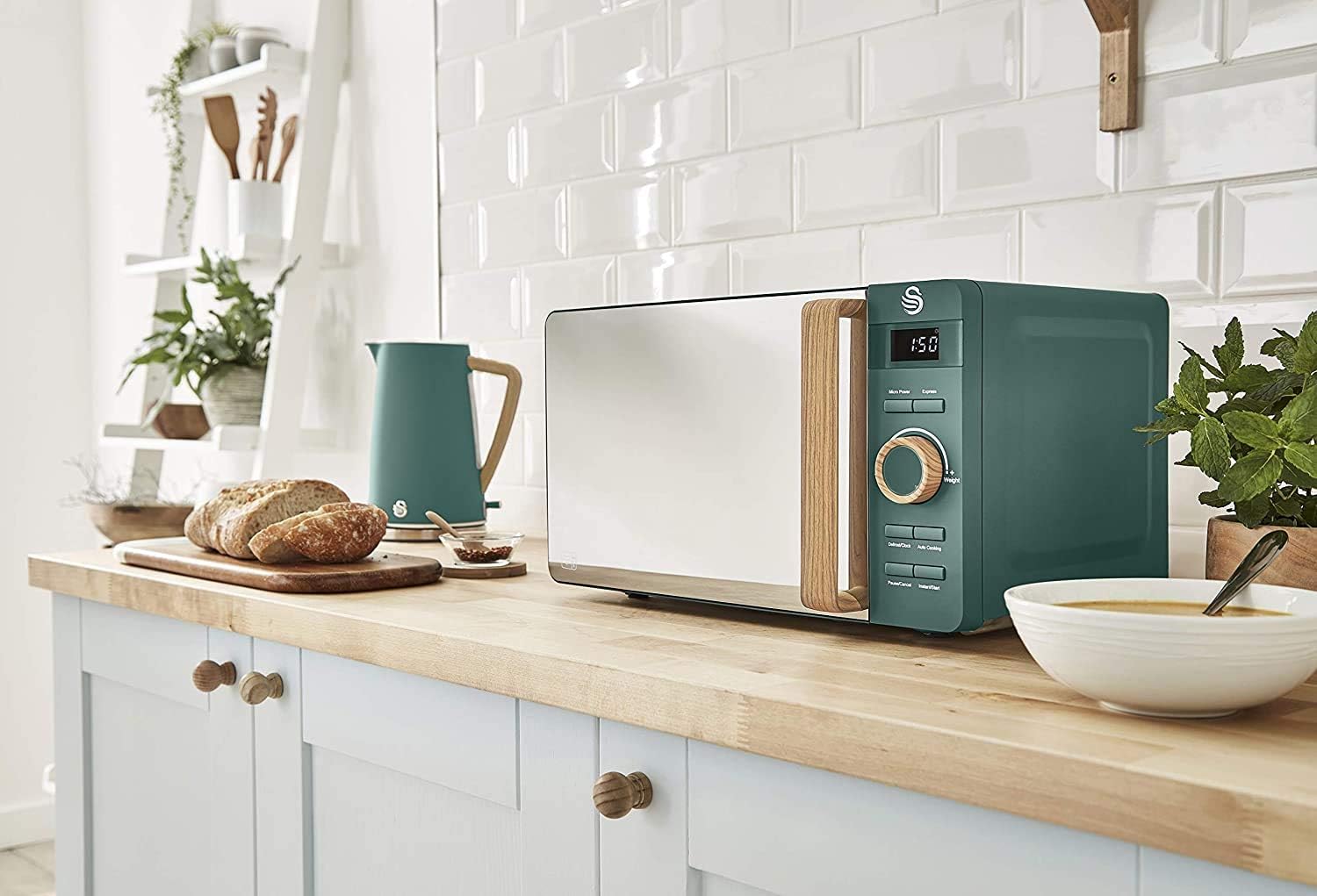 Swan Nordic Frühstücksset, Wasserkocher, 1,7 l, 2200 W, Breitschlitz-Toaster, 2 Scheiben, digitale Mikrowelle 20 l, modernes Design, Holzoptik, Grün