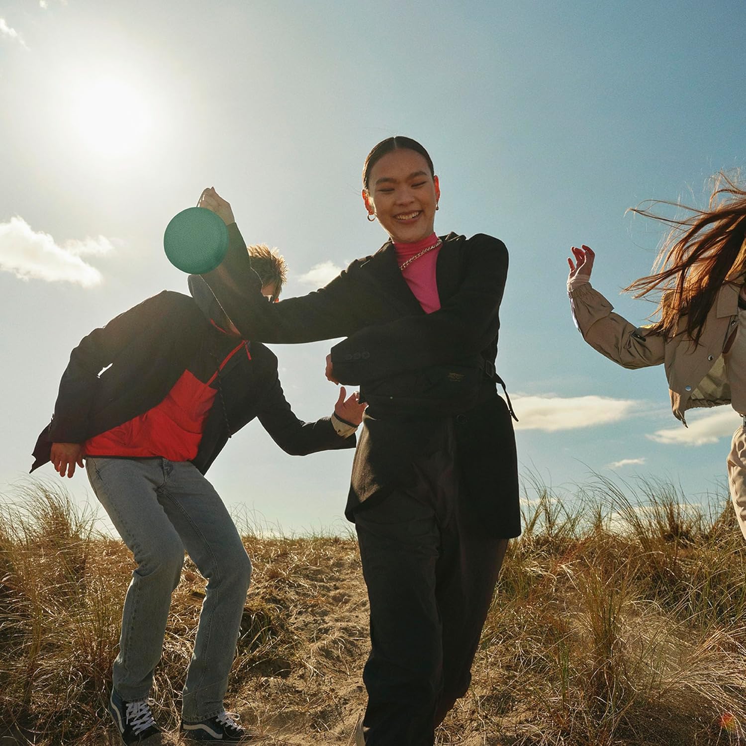 Bang & Olufsen Beosound A1 (2. Gen) – Kabelloser tragbarer IP67 wasserdichter Bluetooth-Lautsprecher mit 360-Grad-Sound, Alexa Voice Assistant & Speakerphone, 18 h Akkulaufzeit - Black Anthracite