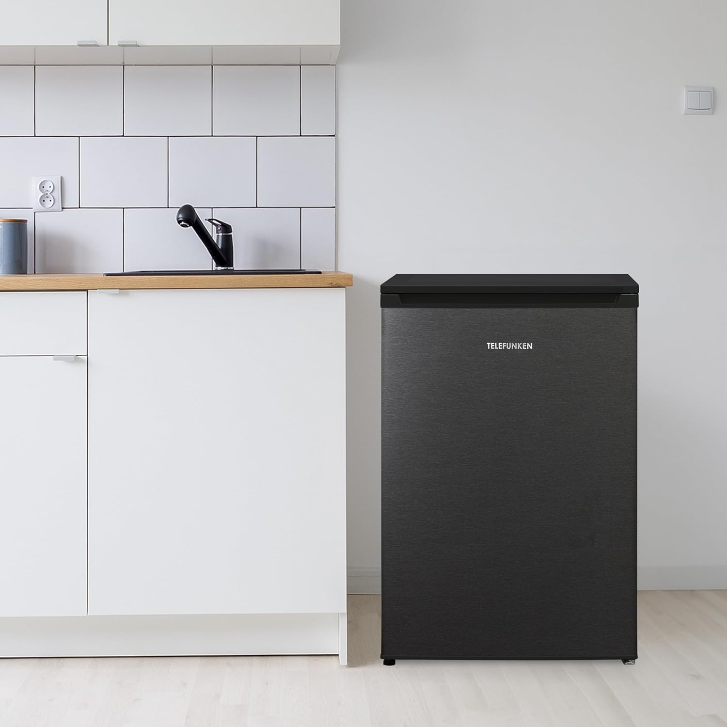 TELEFUNKEN Kühlschrank ohne Gefrierfach | Freistehend | 135 Liter Nutzinhalt | Kühlschrank klein mit Gemüsefach | LED-Beleuchtung | Türanschlag wechselbar | C-135-100-W weiß