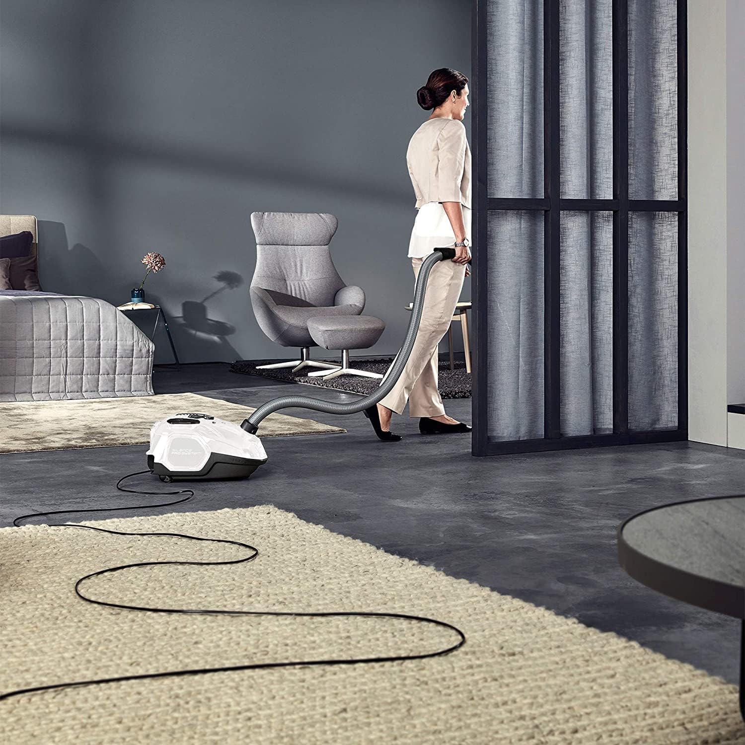 AEG VX7-2-IW-S Staubsauger / 360° drehbare Softrder / nur 69 db(A) / inkl. Zusatzdüsen / Ergo-Handgriff / waschbarer Filter / 650 Watt / 12 m Aktionsradius / neue technische Version / wei