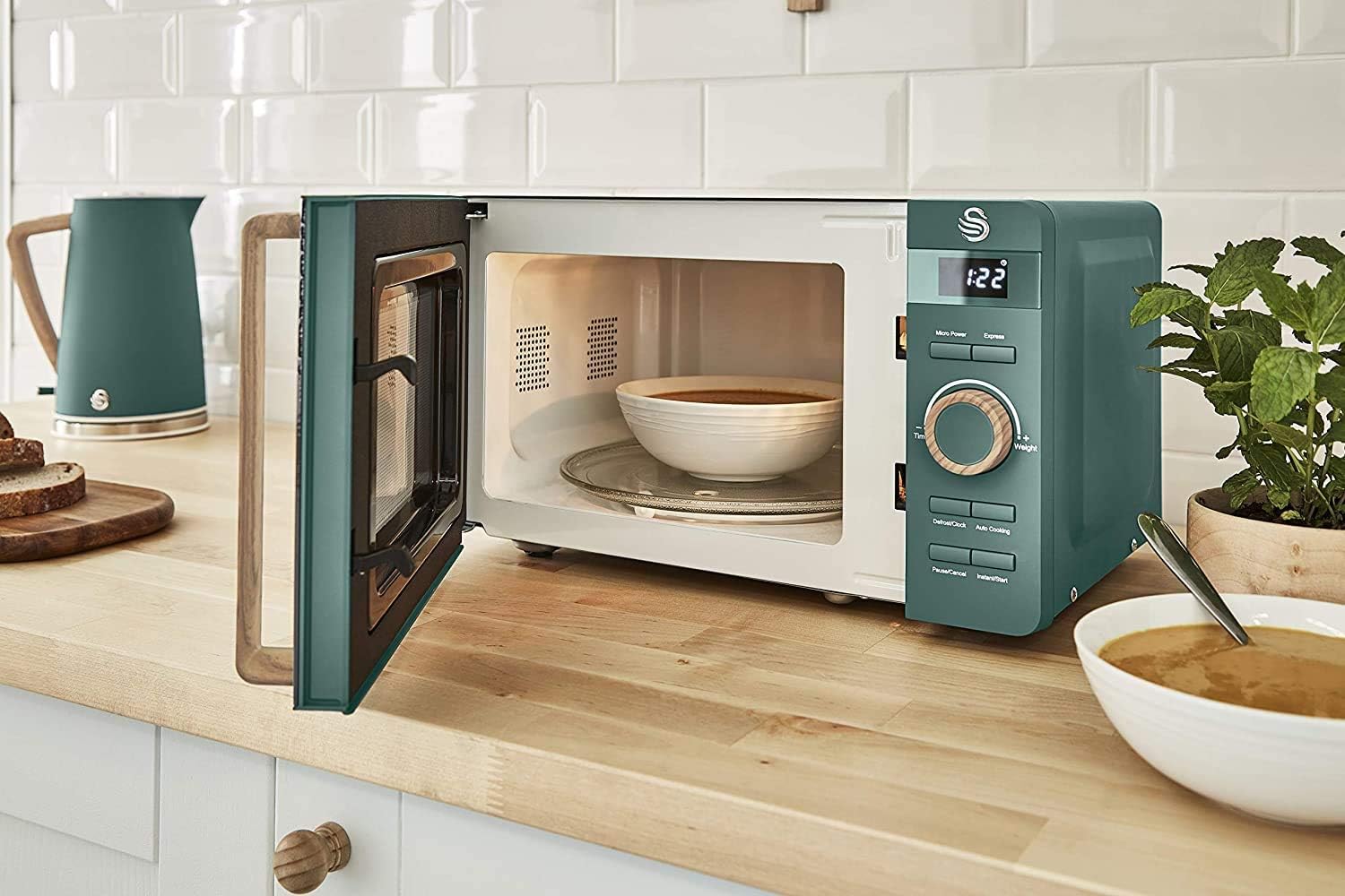 Swan Nordic Frühstücksset, Wasserkocher, 1,7 l, 2200 W, Breitschlitz-Toaster, 2 Scheiben, digitale Mikrowelle 20 l, modernes Design, Holzoptik, Grün