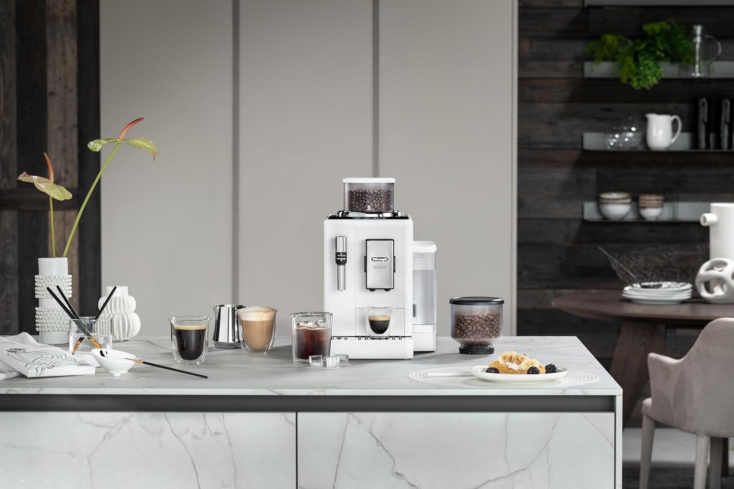 De'Longhi Rivelia EXAM440.55.W Kaffeevollautomat mit LatteCrema Milchsystem, Wechselbarer Bohnenbehälter, 16 Kaffee- & Milchgetränke auf Knopfdruck, Extra-Shot-Funktion, 3,5 Touch-Display, Weiß