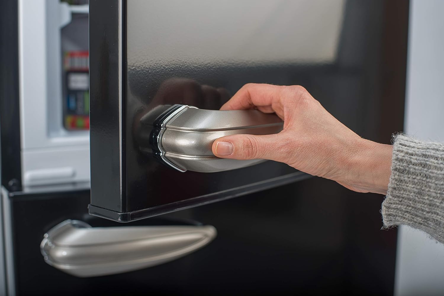 Respekta Retro-Kühlschrank mit Gefrierfach/in schwarz / 145 x 54 cm / 213 L Nutzinhalt/verstellbare Füße/automatisches Abtauverfahren/Schnellgefrierfunktion / KS144VS