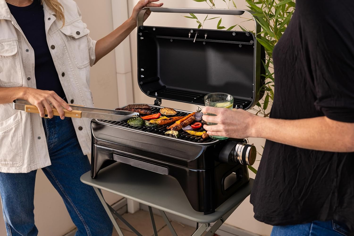 Campingaz Grill Attitude2go, Gasgrill & Elektrogrill, Tischgrill, tragbarer Balkon-, Camping-Grill, mit Deckel, Thermometer und Gusseisen-Grillrost, Betrieb mit Gas oder Elektro