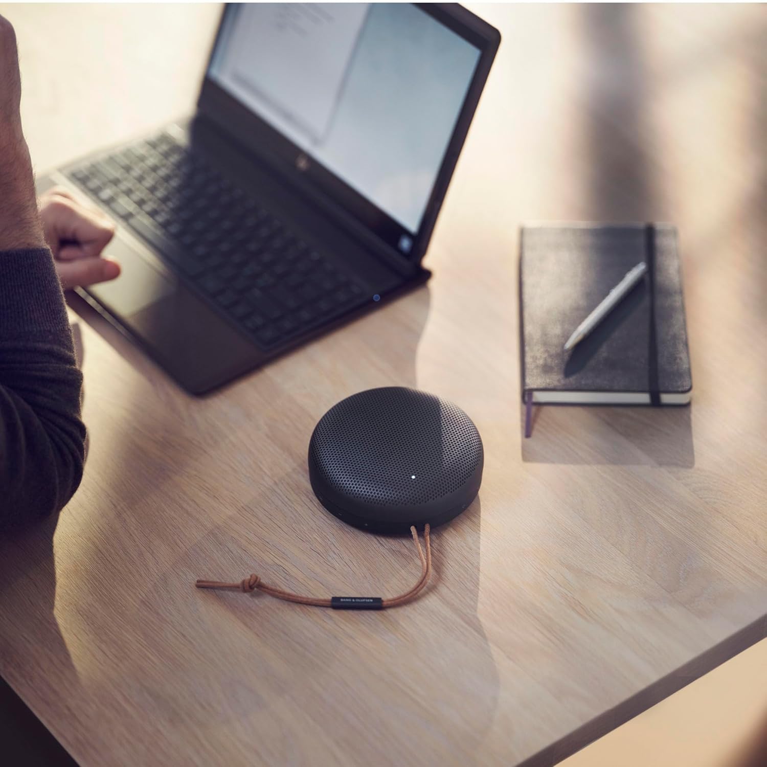 Bang & Olufsen Beosound A1 (2. Gen) – Kabelloser tragbarer IP67 wasserdichter Bluetooth-Lautsprecher mit 360-Grad-Sound, Alexa Voice Assistant & Speakerphone, 18 h Akkulaufzeit - Black Anthracite