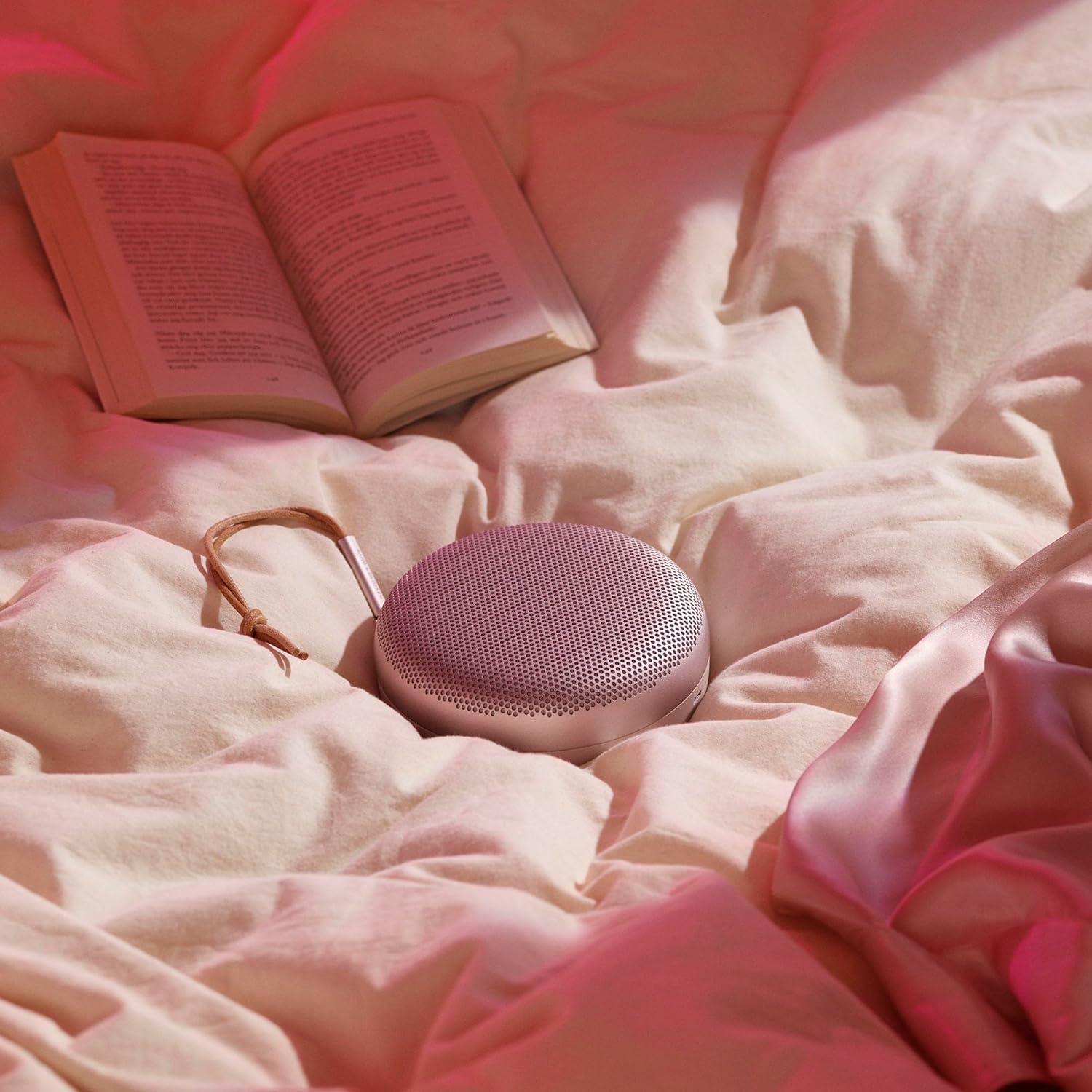 Bang & Olufsen Beosound A1 (2. Gen) – Kabelloser tragbarer IP67 wasserdichter Bluetooth-Lautsprecher mit 360-Grad-Sound, Alexa Voice Assistant & Speakerphone, 18 h Akkulaufzeit - Black Anthracite