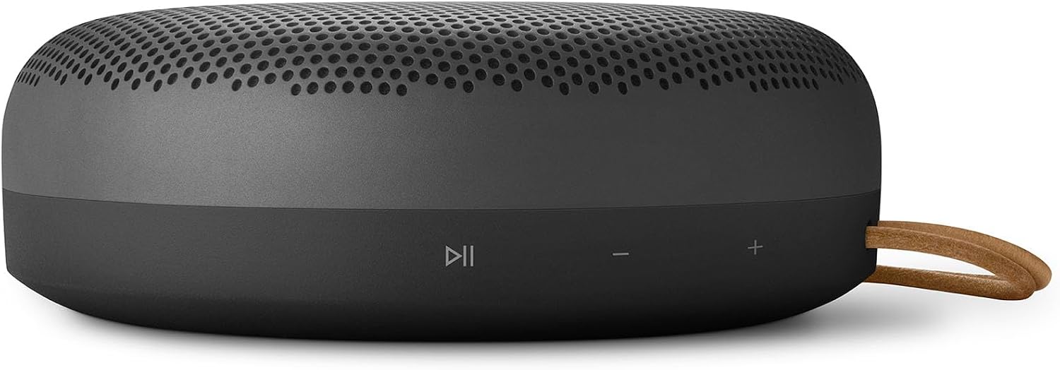 Bang & Olufsen Beosound A1 (2. Gen) – Kabelloser tragbarer IP67 wasserdichter Bluetooth-Lautsprecher mit 360-Grad-Sound, Alexa Voice Assistant & Speakerphone, 18 h Akkulaufzeit - Black Anthracite