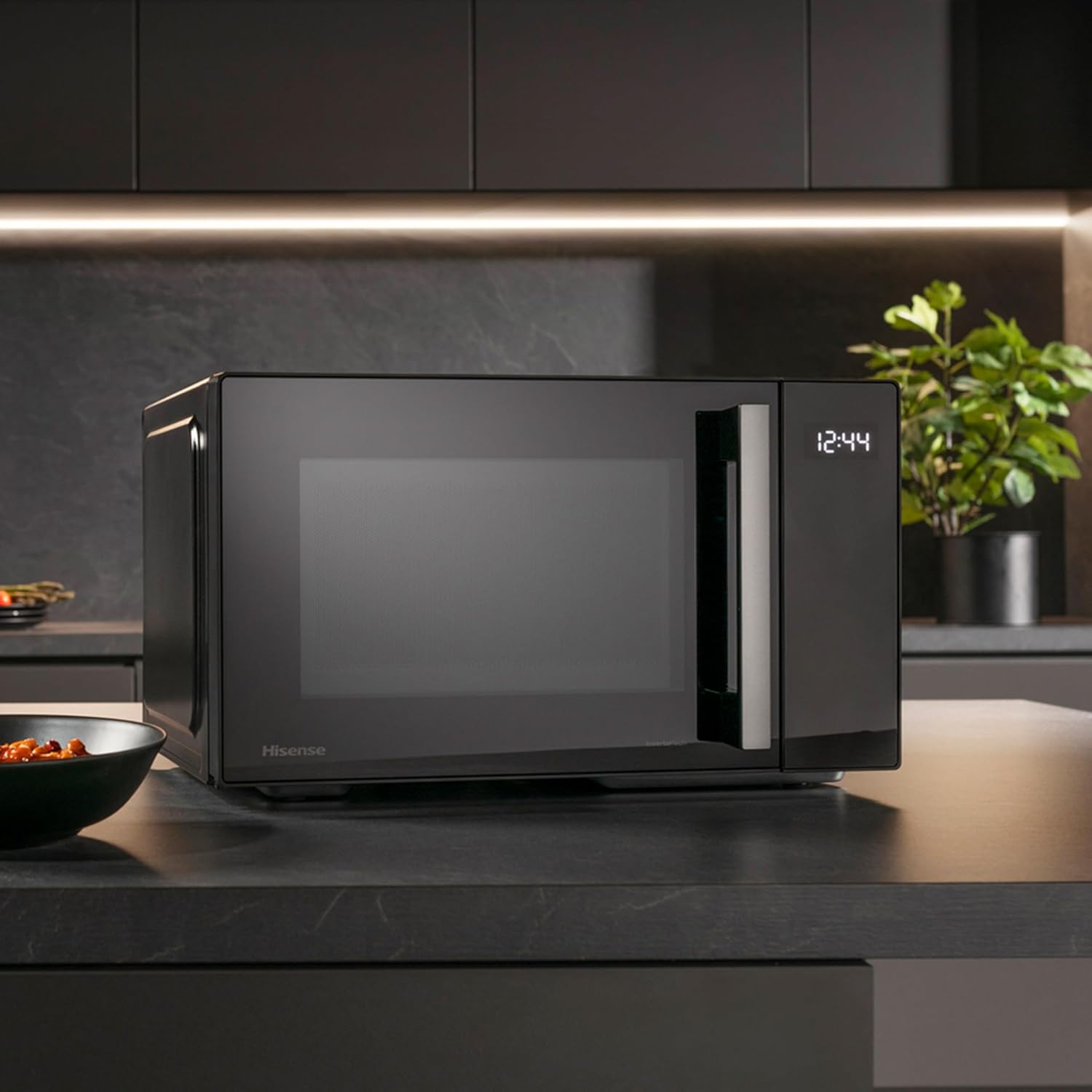Hisense Elektronische Mikrowelle, Fassungsvermögen 23 l, Leistung 800 W, Grillleistung 1000 W, LED-Display mit Touch-Steuerung, Schwarz
