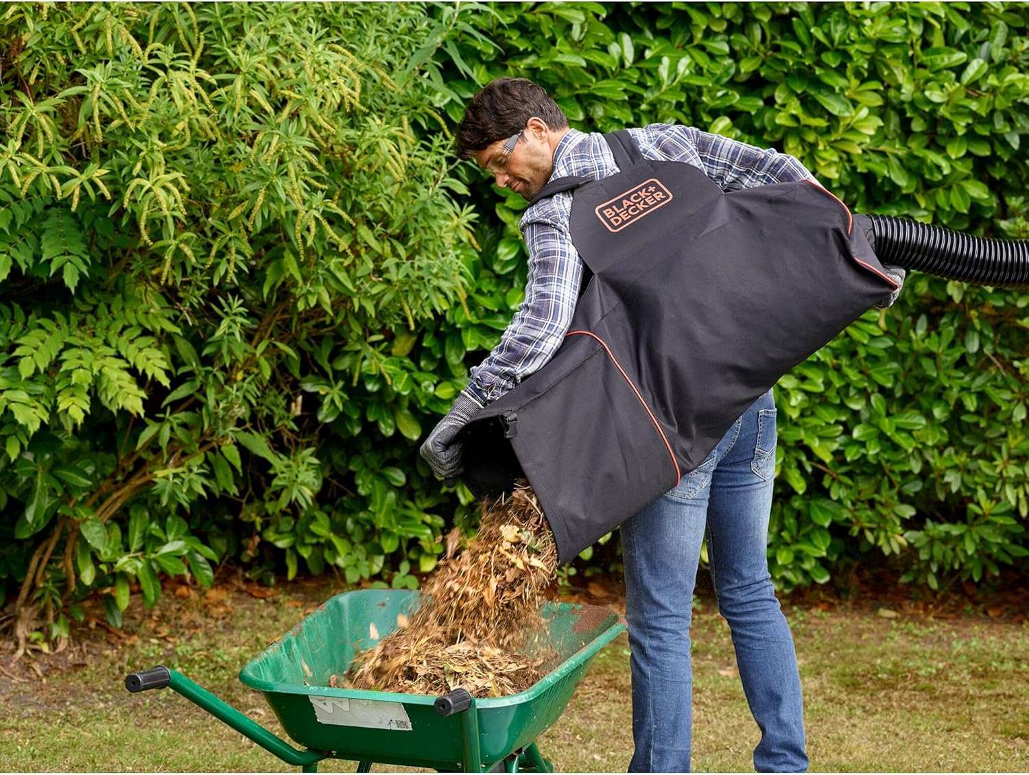 Black+Decker 3-in-1 Elektro-Laubsauger/Laubblser BEBLV301 (3.000 Watt, mit Hcksler + aufsteckbarem Laubrechen, 72l Fangsack-Rucksack - hohe Blasgeschwindigkeit & verstellbare Saugleistung)