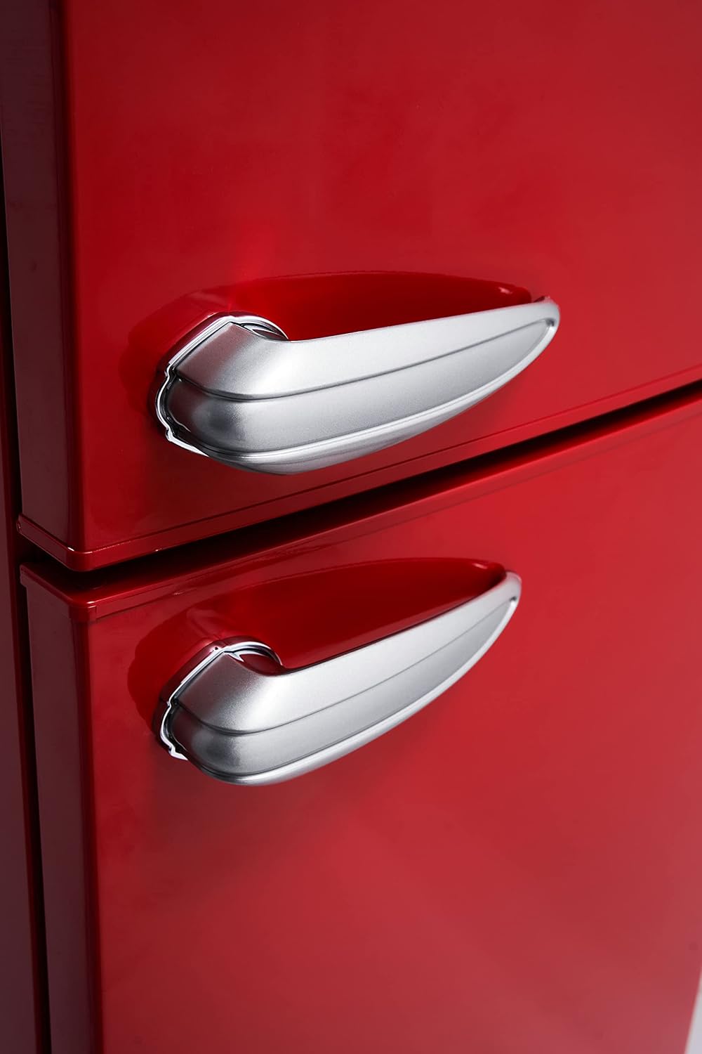 Respekta Retro-Kühlschrank mit Gefrierfach/in schwarz / 145 x 54 cm / 213 L Nutzinhalt/verstellbare Füße/automatisches Abtauverfahren/Schnellgefrierfunktion / KS144VS