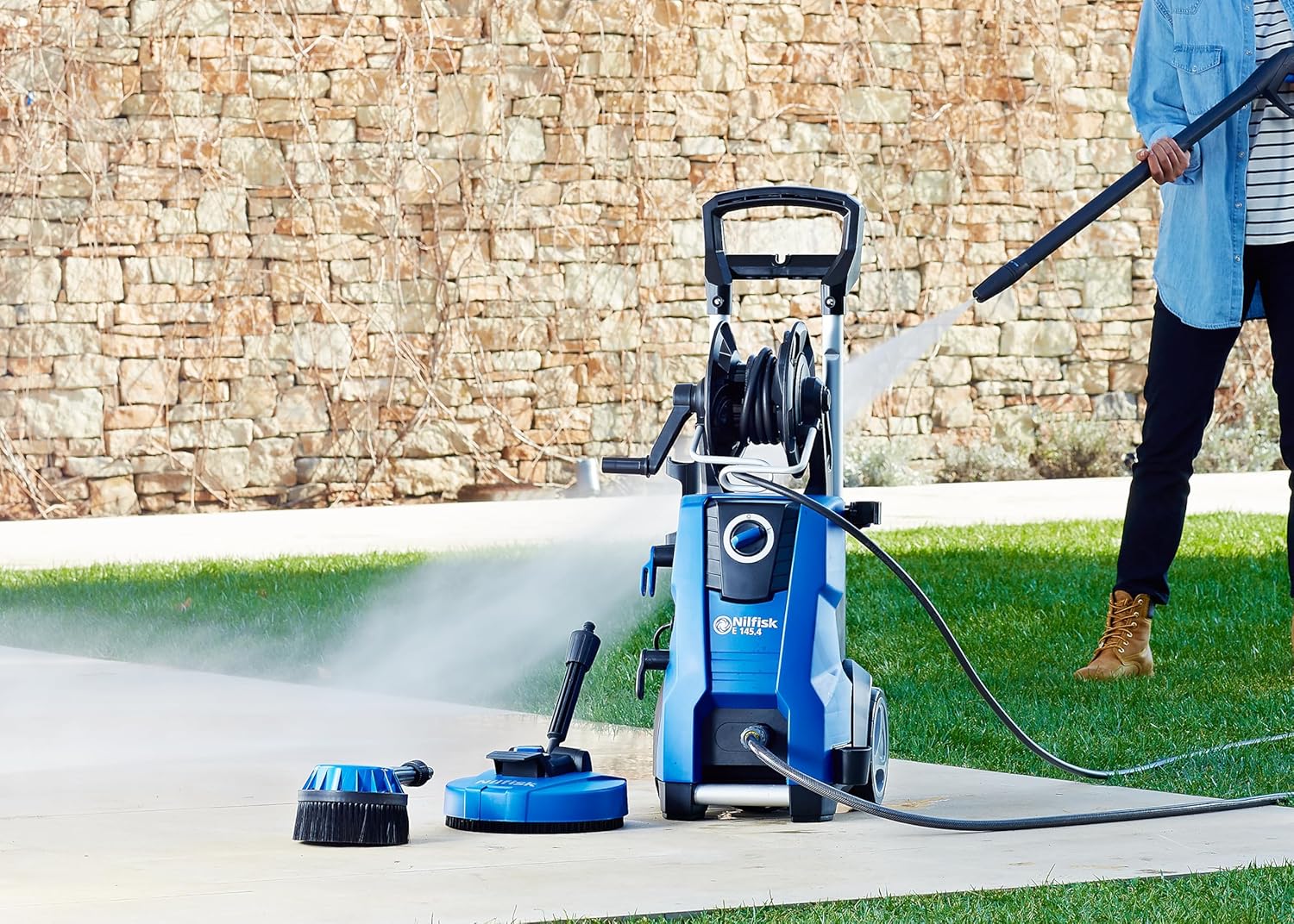 Nilfisk bar Hochdruckreiniger mit Induktionsmotor (inkl. Patio Cleaner Flächenreiniger und rotierende Bürste) E145.4-9 blau