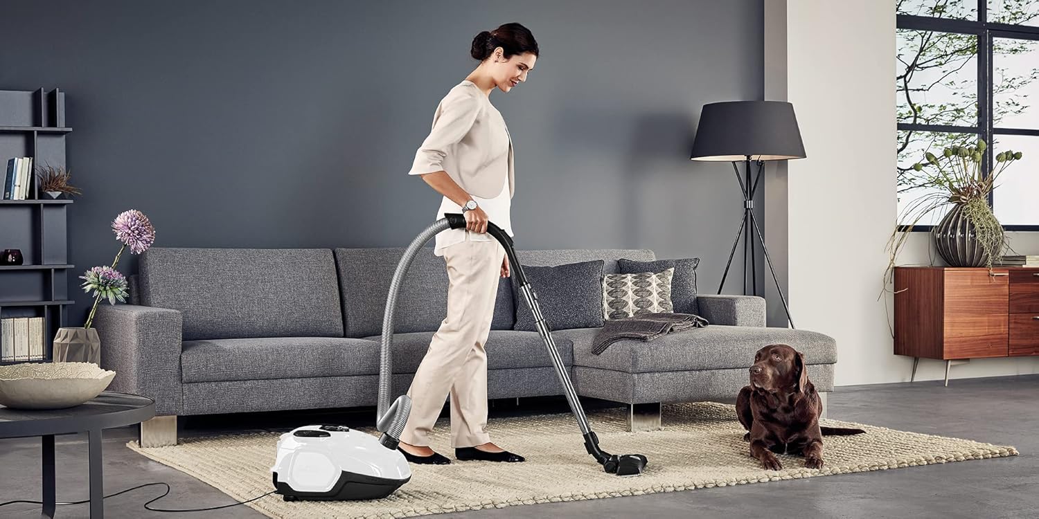 AEG VX7-2-IW-S Staubsauger / 360° drehbare Softrder / nur 69 db(A) / inkl. Zusatzdüsen / Ergo-Handgriff / waschbarer Filter / 650 Watt / 12 m Aktionsradius / neue technische Version / wei