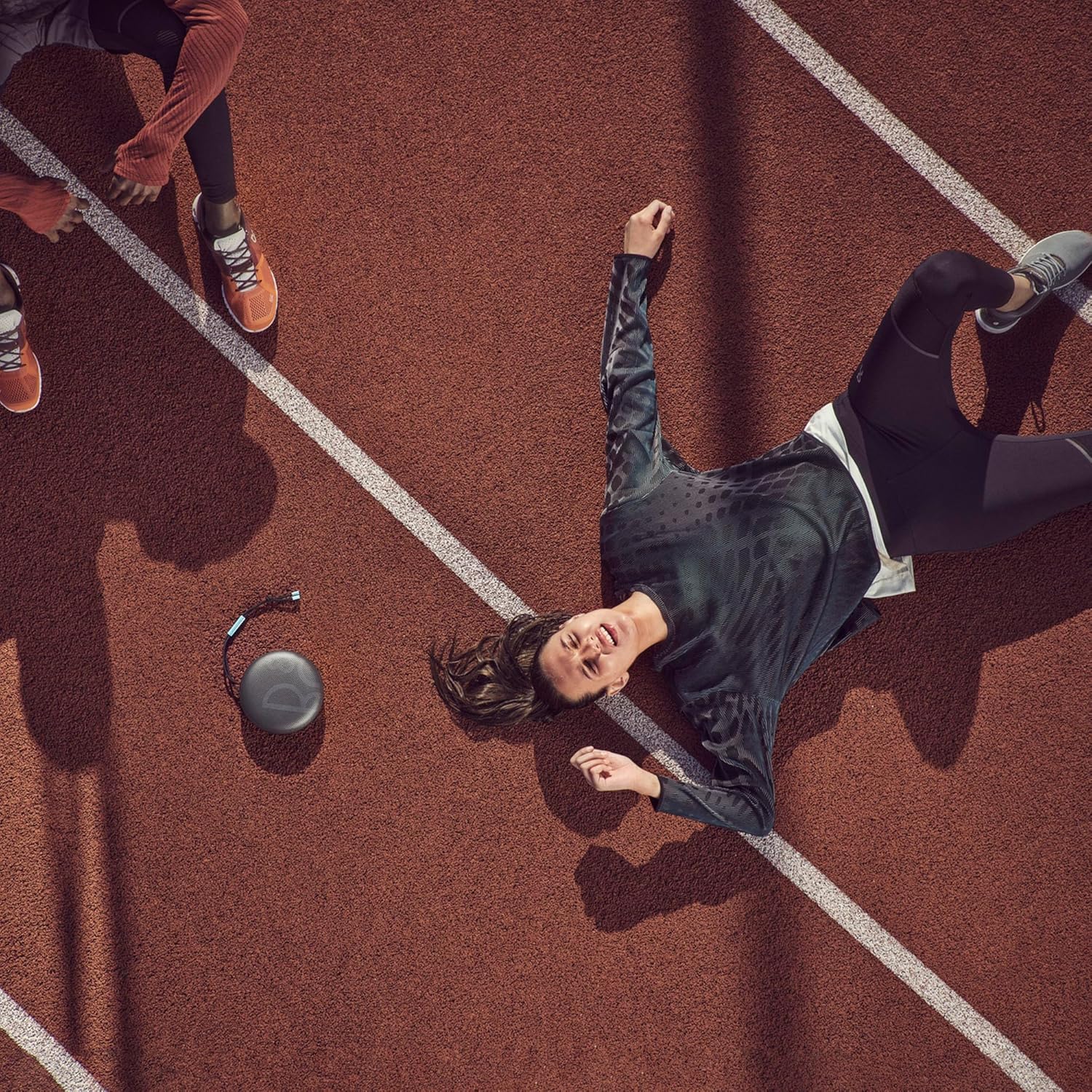 Bang & Olufsen Beosound A1 (2. Gen) – Kabelloser tragbarer IP67 wasserdichter Bluetooth-Lautsprecher mit 360-Grad-Sound, Alexa Voice Assistant & Speakerphone, 18 h Akkulaufzeit - Black Anthracite