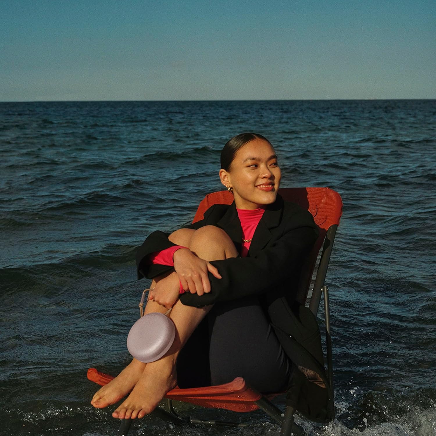 Bang & Olufsen Beosound A1 (2. Gen) – Kabelloser tragbarer IP67 wasserdichter Bluetooth-Lautsprecher mit 360-Grad-Sound, Alexa Voice Assistant & Speakerphone, 18 h Akkulaufzeit - Black Anthracite