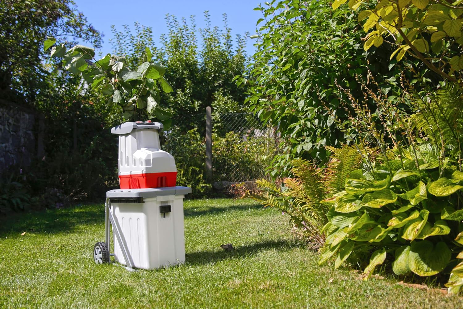 IKRA 81002880 Elektro Gartenhäcksler Walzenhäcksler ILH 3000 A, leise robust wartungsarm, Starke 3.000 Watt, Aststärke bis 44mm, 230 V