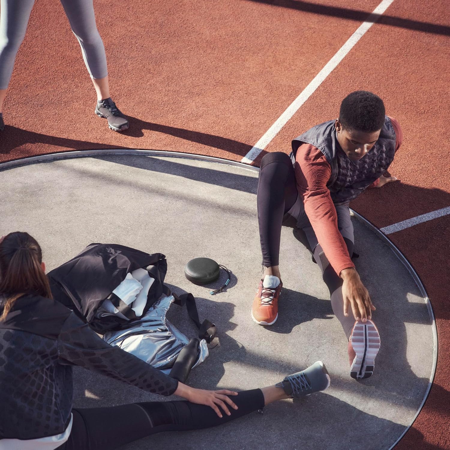 Bang & Olufsen Beosound A1 (2. Gen) – Kabelloser tragbarer IP67 wasserdichter Bluetooth-Lautsprecher mit 360-Grad-Sound, Alexa Voice Assistant & Speakerphone, 18 h Akkulaufzeit - Black Anthracite