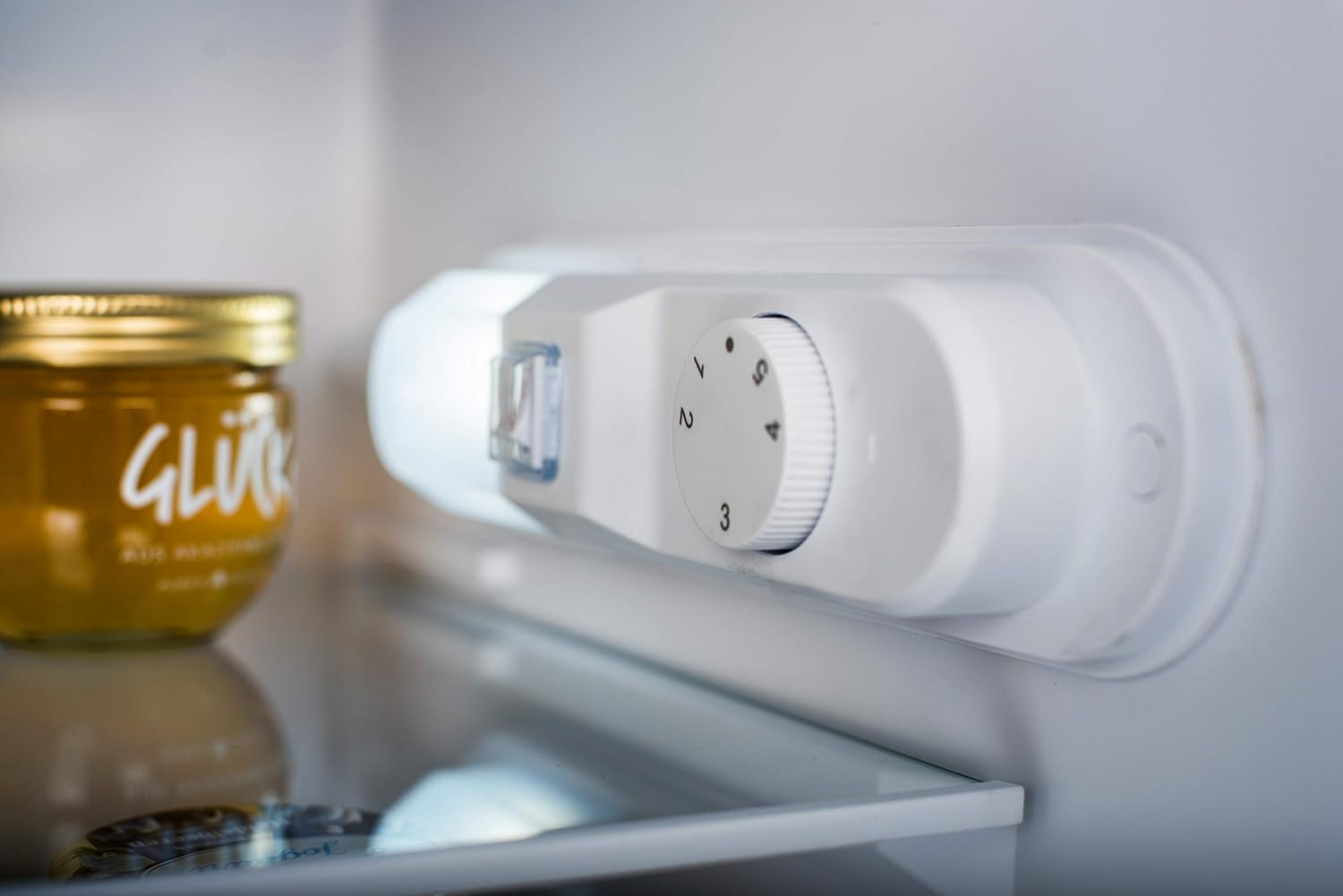 Respekta Retro-Kühlschrank mit Gefrierfach/in schwarz / 145 x 54 cm / 213 L Nutzinhalt/verstellbare Füße/automatisches Abtauverfahren/Schnellgefrierfunktion / KS144VS