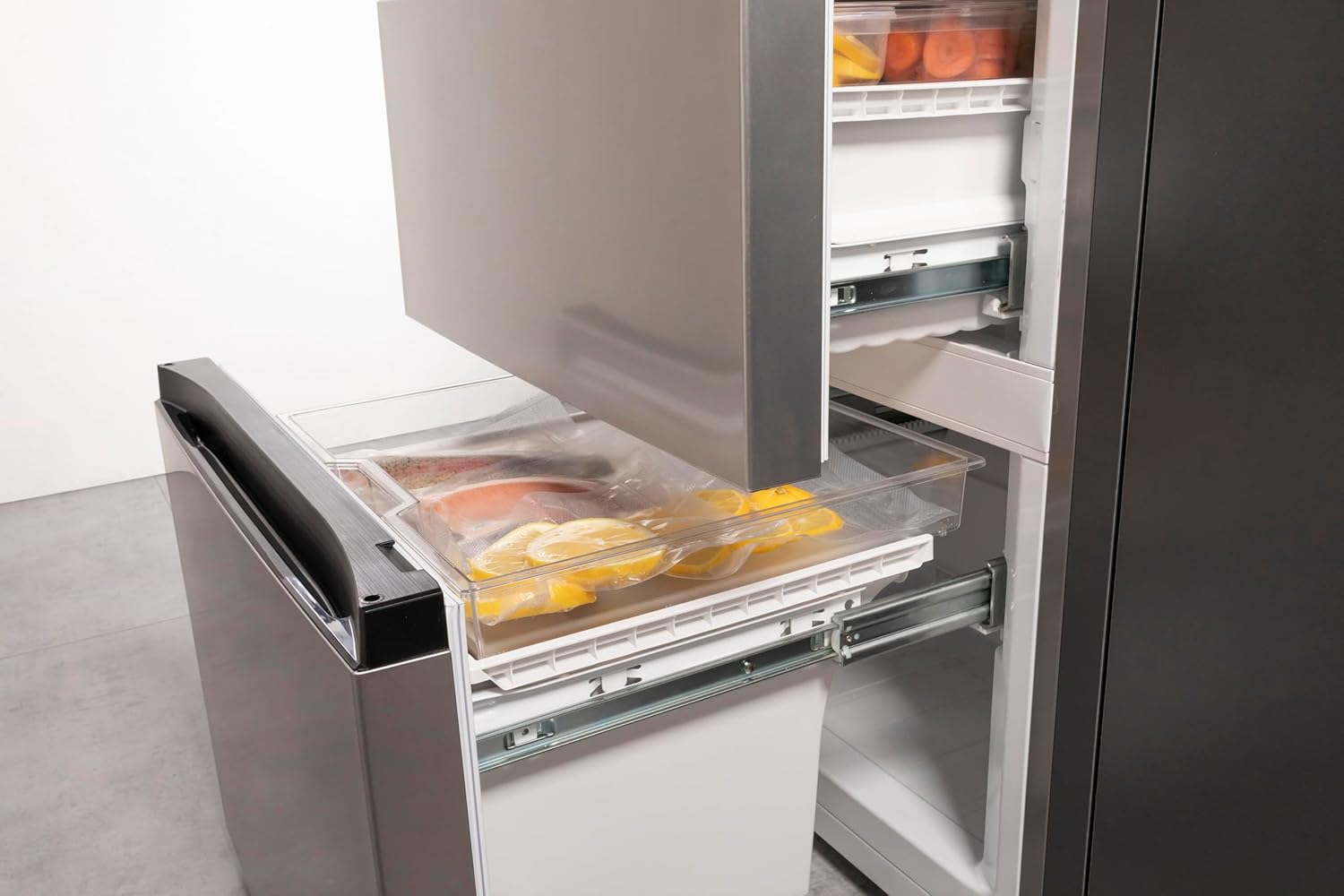 Hisense RB327N4AD2 Kühl-Gefrierkombination/ NoFrostPlus/ Multiflow 360°/ HolidayMode/ FreshZone/ 182,4 cm/ Kühlteil 171 l/ Gefrierteil 85 l/ 41 dB/ 287 kWh/ Jahr/ Edelstahl-Look