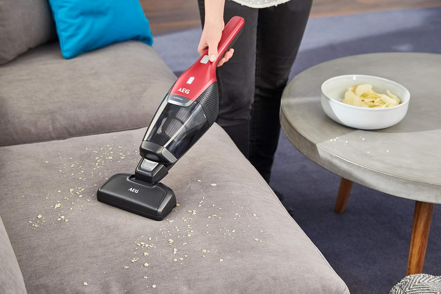 AEG Ergorapido CX7-2-45AN 2in1 Akku-Staubsauger / beutellos / Tierhaardüse / bis zu 45 Min. Laufzeit / freistehend / 180° Drehgelenk / Bürstenreinigungsfunktion / LED-Licht / rot / Exklusiv bei Amazon