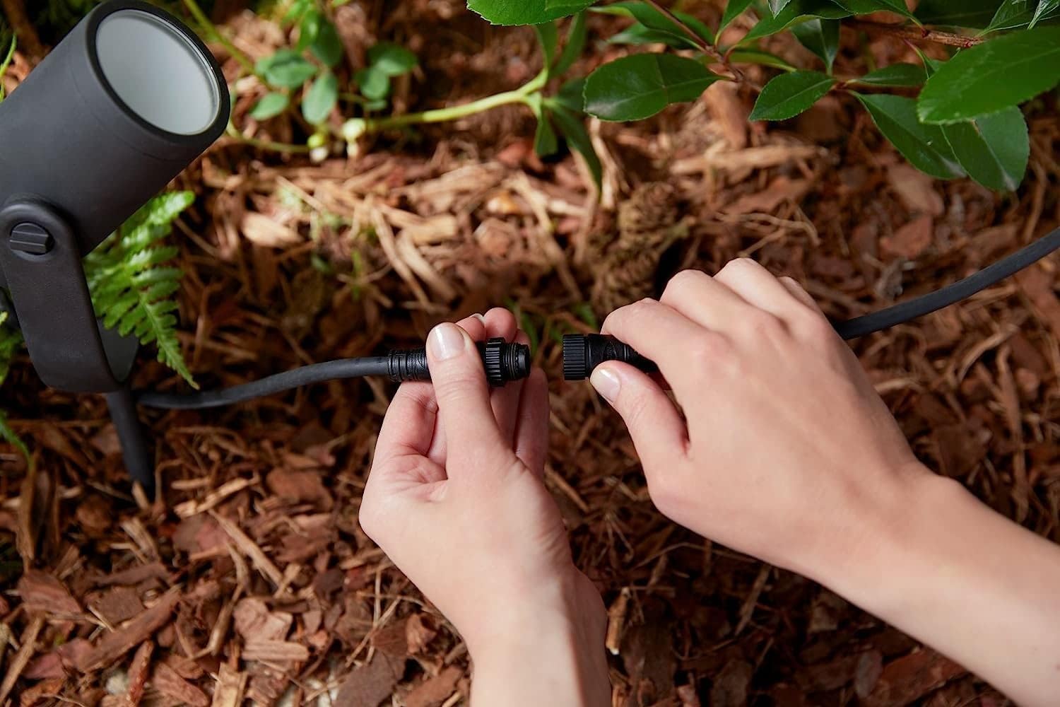 Philips Hue White & Color Ambiance Lily Gartenspot [nur Erweiterung], erfordert Hue Bridge + Base Kit (separat erhältlich), funktioniert mit Alexa, Google Assistant und Apple Homekit