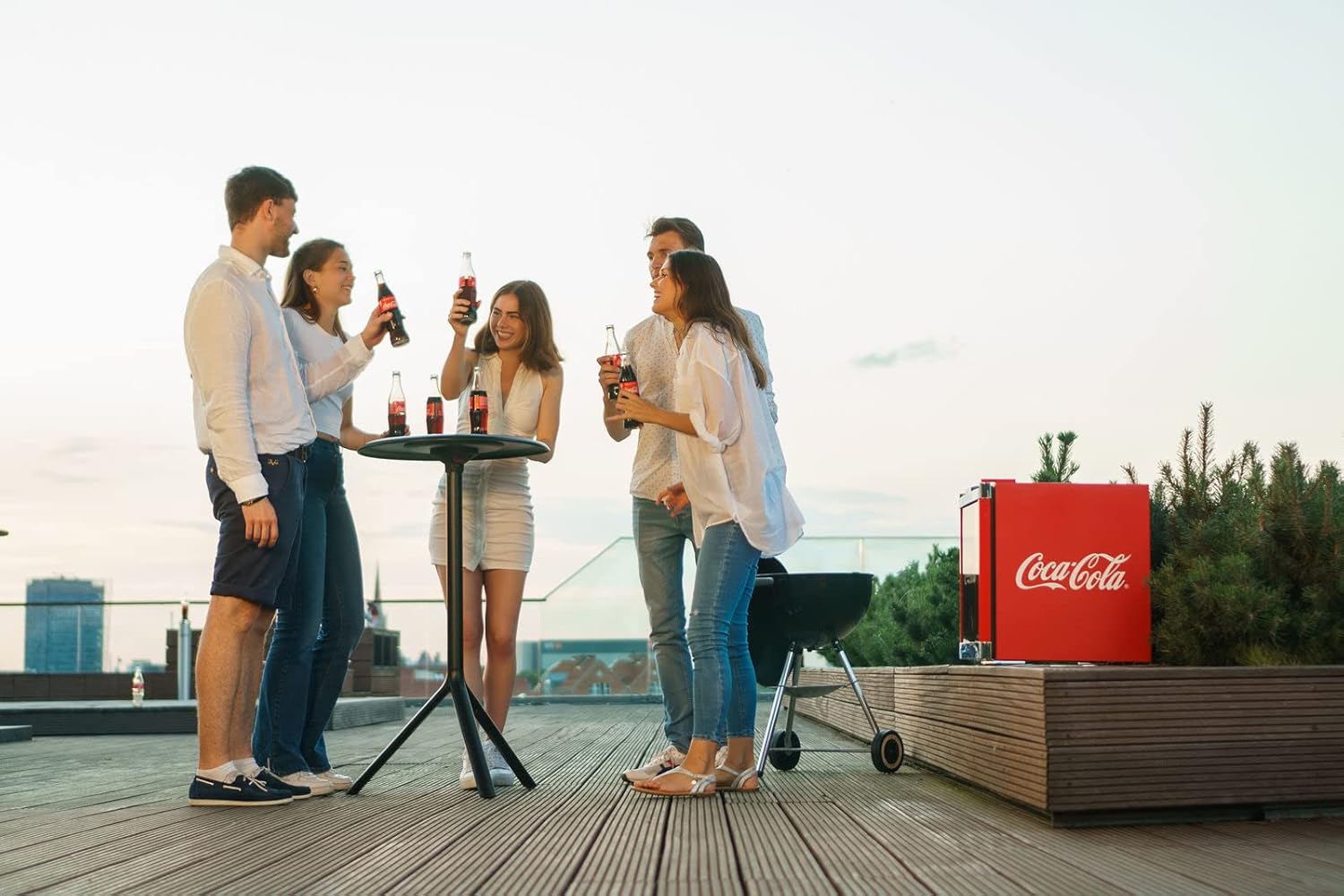 °CUBES Flaschenkühlschrank Coca-Cola Classic/ 51 cm Höhe / 98 kWh/Jahr / 48 L Kühlteil