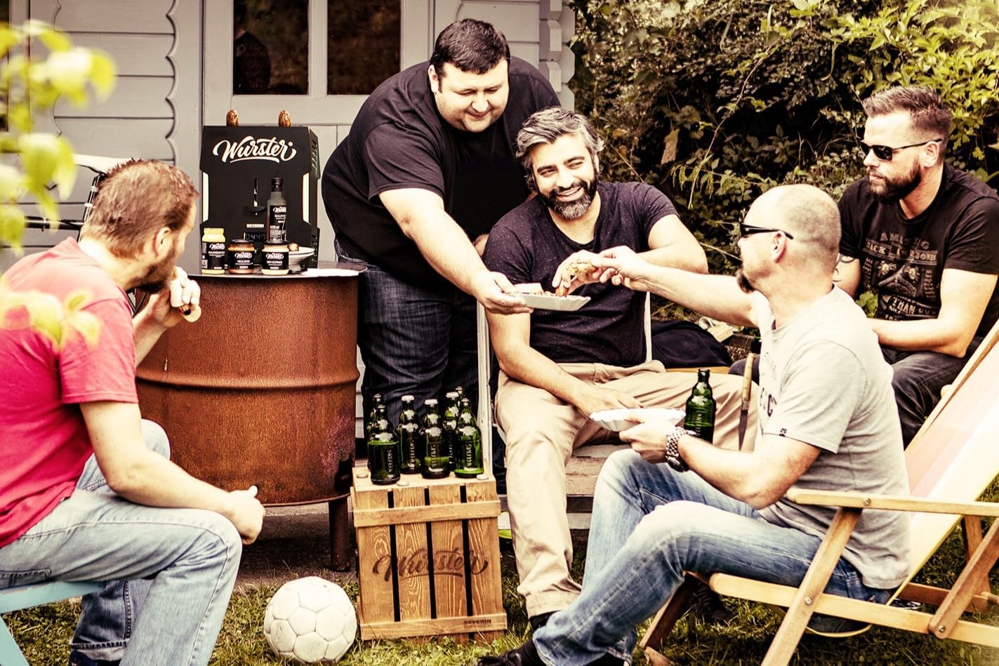 SEVERIN WURSTER, perfekt gebräunte Würstchen auf Knopfdruck in nur 5 Minuten, ohne Zugabe von Fremdfett, inkl. Holzzange, Schwarz, Edelstahl/Kunststoff, WT 5005