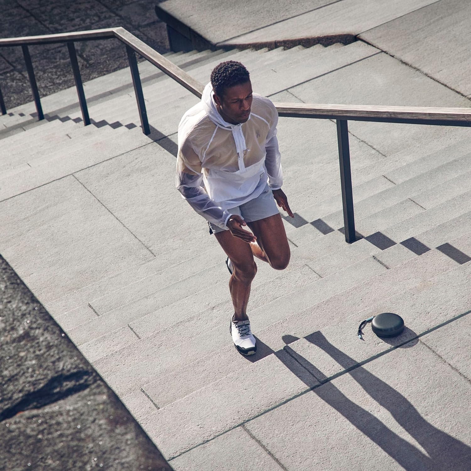 Bang & Olufsen Beosound A1 (2. Gen) – Kabelloser tragbarer IP67 wasserdichter Bluetooth-Lautsprecher mit 360-Grad-Sound, Alexa Voice Assistant & Speakerphone, 18 h Akkulaufzeit - Black Anthracite