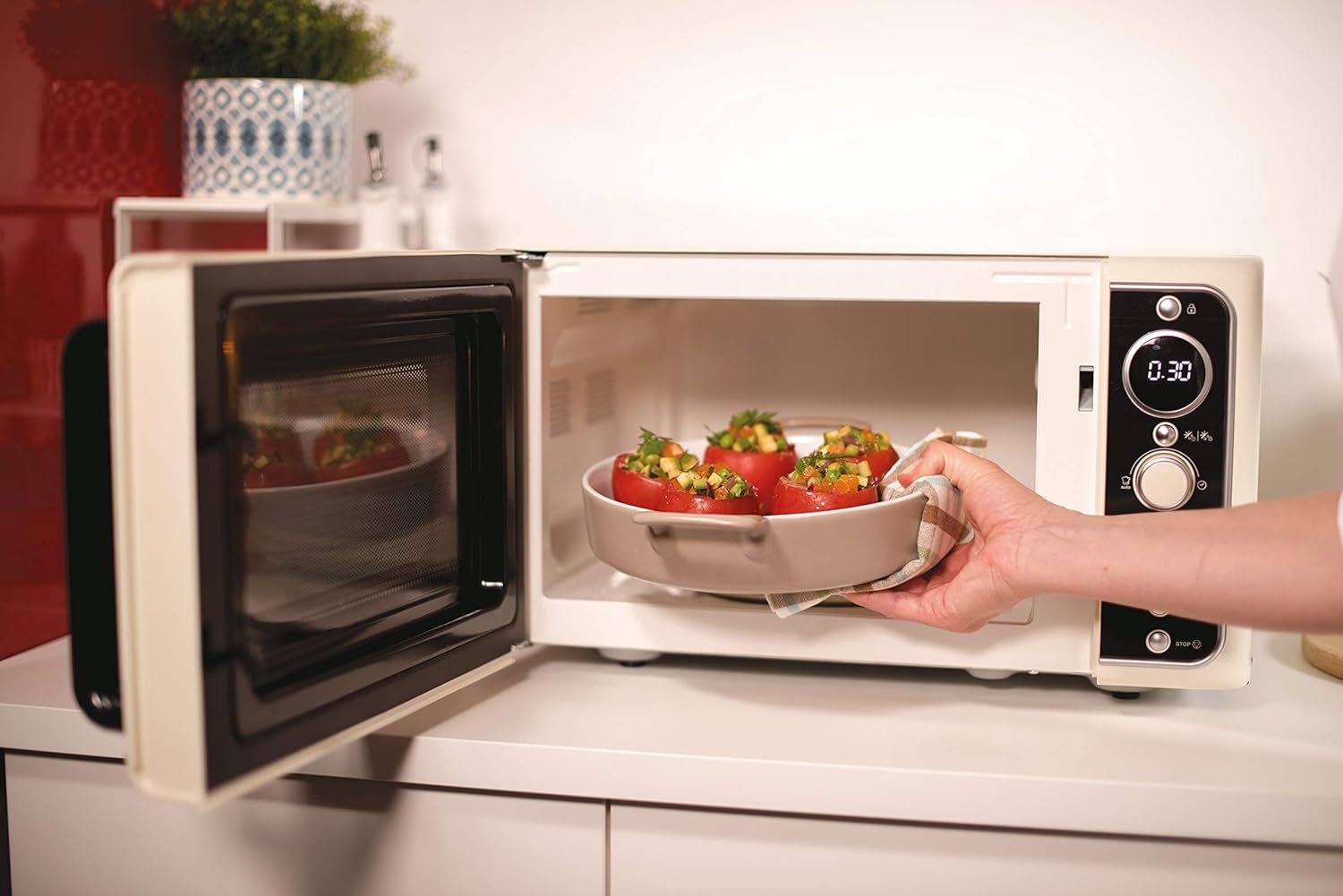 Candy Mikrowelle / 900 Watt/Grill 1000 Watt / 25 Liter/Grilleinsatz/Creme/Modell: DIVO G25CC