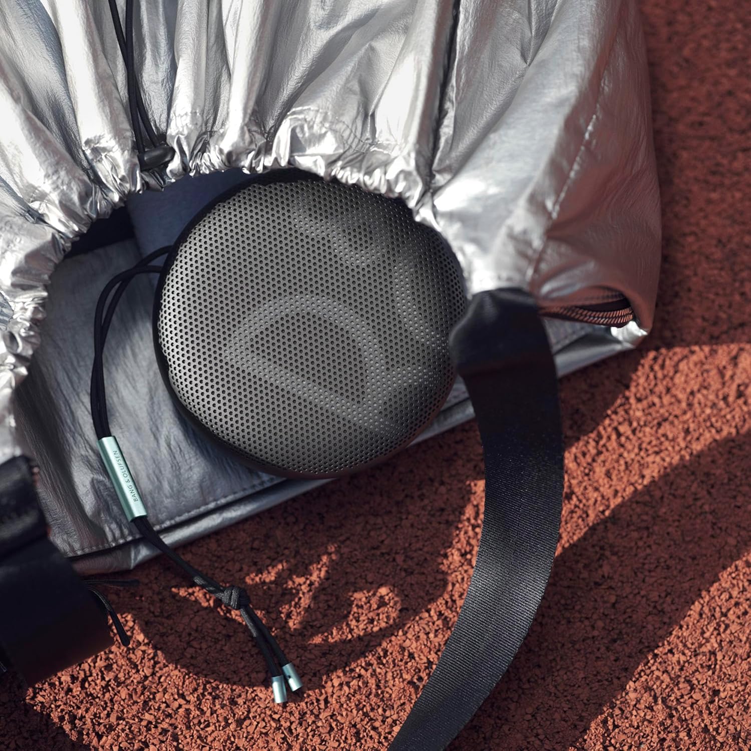 Bang & Olufsen Beosound A1 (2. Gen) – Kabelloser tragbarer IP67 wasserdichter Bluetooth-Lautsprecher mit 360-Grad-Sound, Alexa Voice Assistant & Speakerphone, 18 h Akkulaufzeit - Black Anthracite