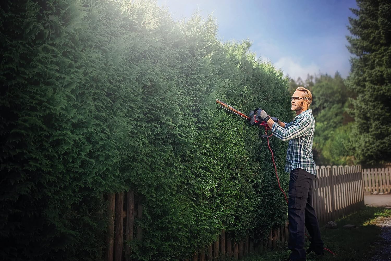 Einhell Elektro-Heckenschere GE-EH 7067 (700 W, Messer aus  geschnittenem u. diamantgeschliffenem Stahl, Metallgetriebe, Stoschutz, inkl. Kcher)