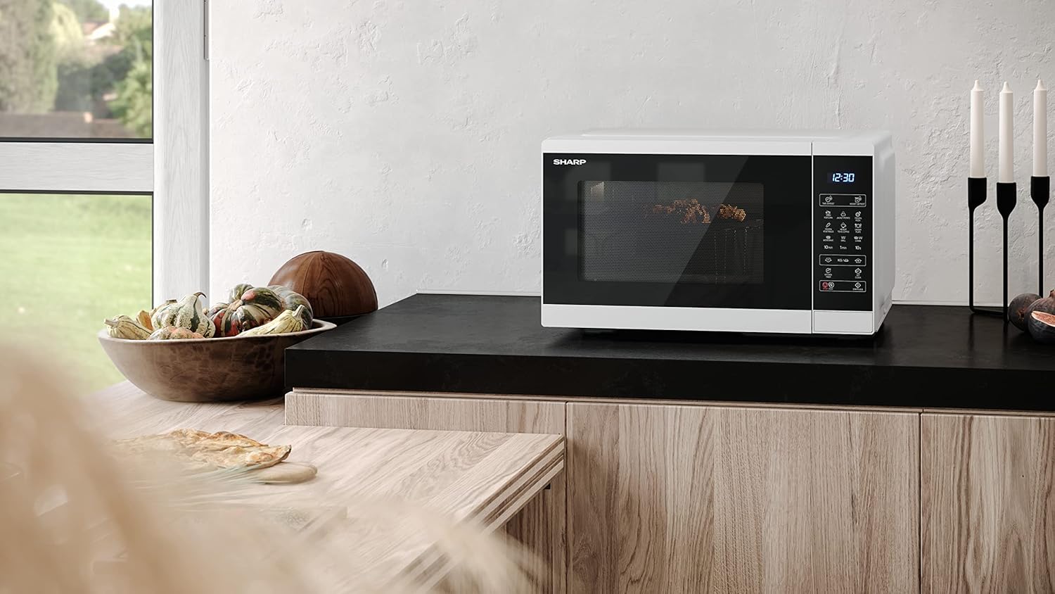 SHARP MG81ES Mikrowelle mit Grill (Mikrowelle: 900W, Grill: 1100W, 11 Leistungsstufen, Auftaufunktion, Abmessungen: 512x300x396cm, Emaille-Keramik-Garraum mit antibakteriellen Eigenschaften), silber