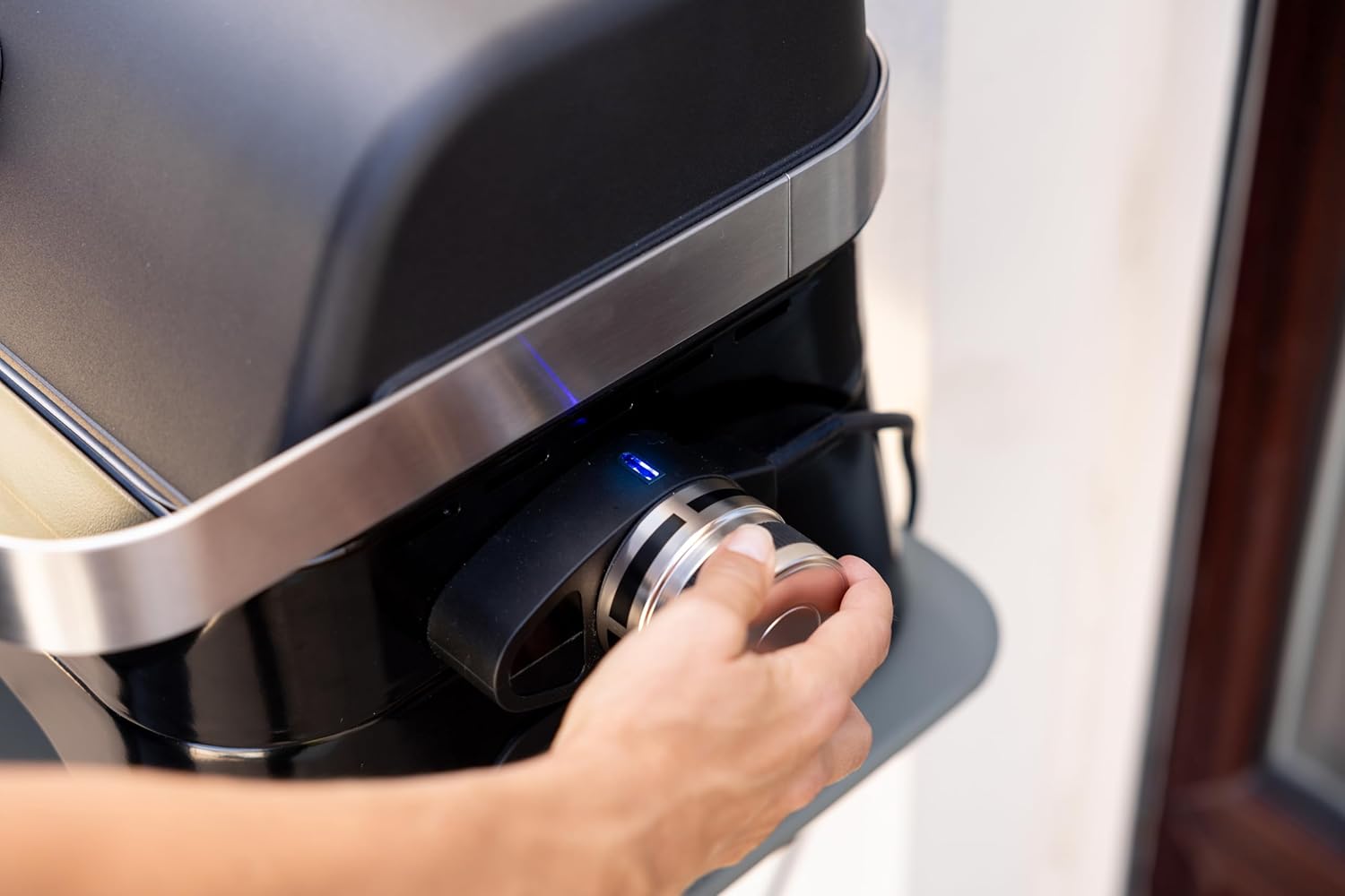 Campingaz Grill Attitude2go, Gasgrill & Elektrogrill, Tischgrill, tragbarer Balkon-, Camping-Grill, mit Deckel, Thermometer und Gusseisen-Grillrost, Betrieb mit Gas oder Elektro