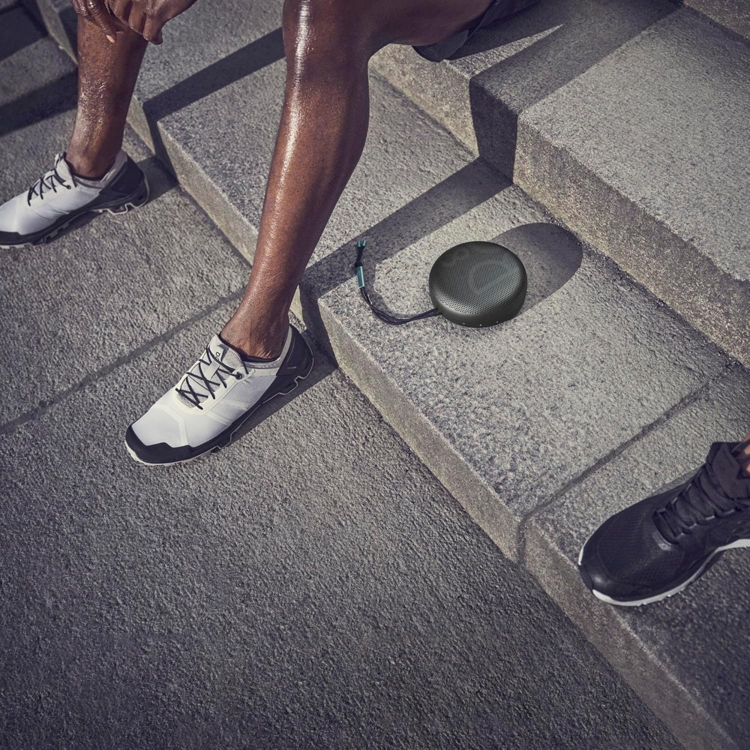 Bang & Olufsen Beosound A1 (2. Gen) – Kabelloser tragbarer IP67 wasserdichter Bluetooth-Lautsprecher mit 360-Grad-Sound, Alexa Voice Assistant & Speakerphone, 18 h Akkulaufzeit - Black Anthracite