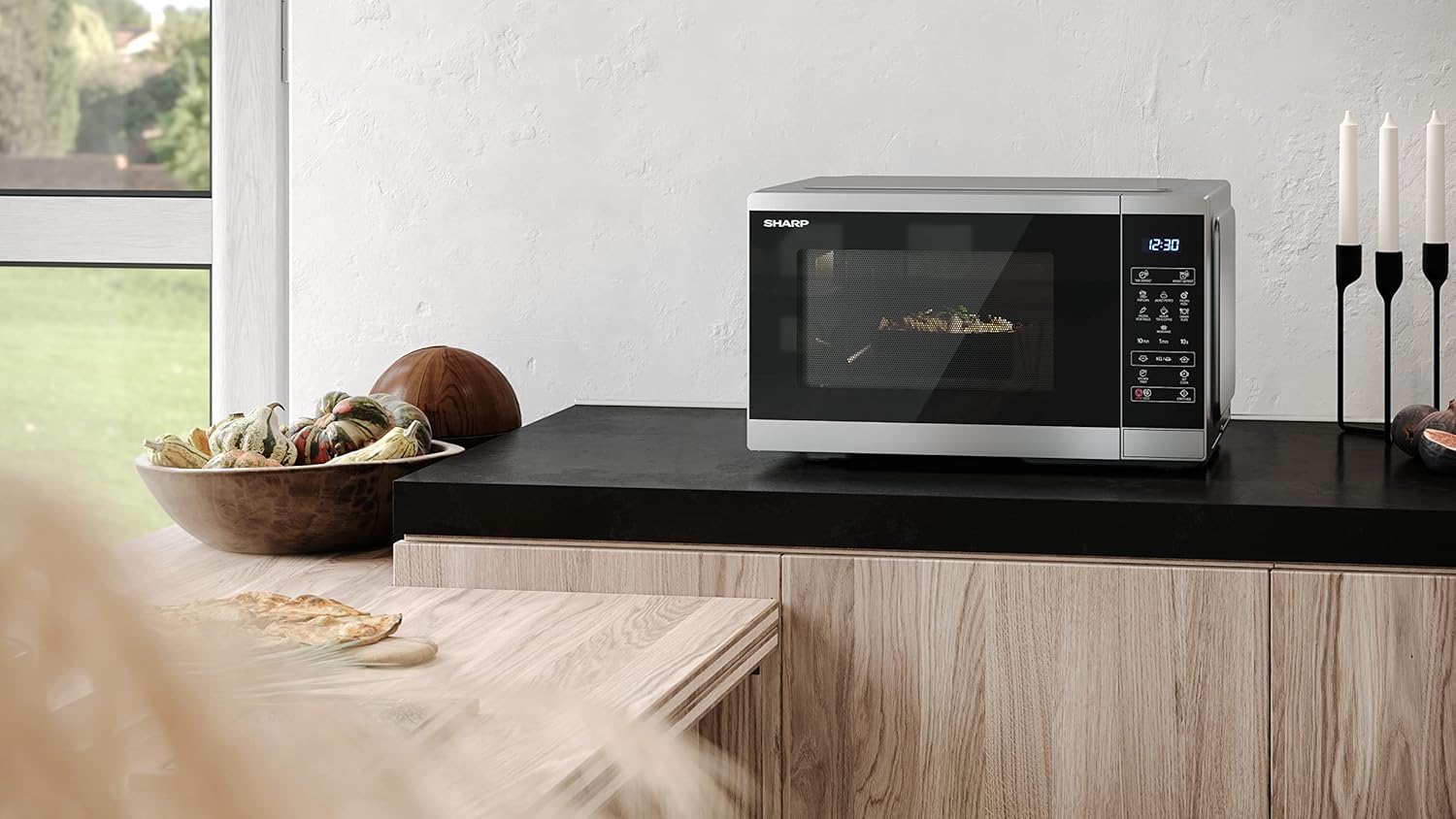 SHARP MG81ES Mikrowelle mit Grill (Mikrowelle: 900W, Grill: 1100W, 11 Leistungsstufen, Auftaufunktion, Abmessungen: 512x300x396cm, Emaille-Keramik-Garraum mit antibakteriellen Eigenschaften), silber