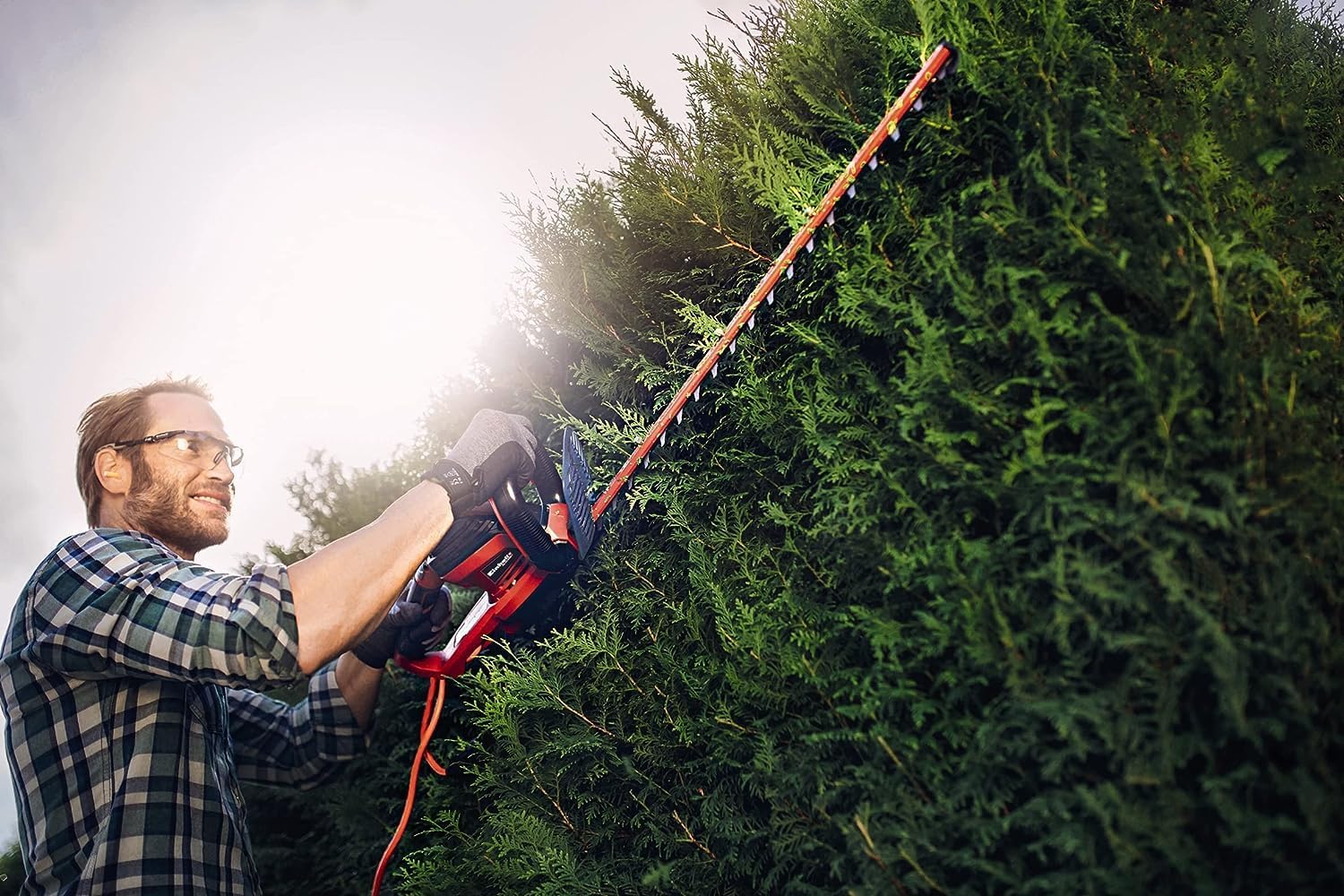 Einhell Elektro-Heckenschere GE-EH 7067 (700 W, Messer aus  geschnittenem u. diamantgeschliffenem Stahl, Metallgetriebe, Stoschutz, inkl. Kcher)